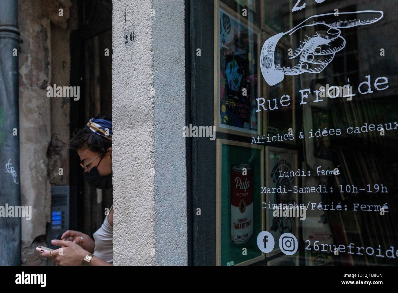 JUNGE FRAU AM TELEFON, AMBIENTE IN DER RUE FROIDE, CAEN, CALVADOS, NORMANDIE, FRANKREICH Stockfoto