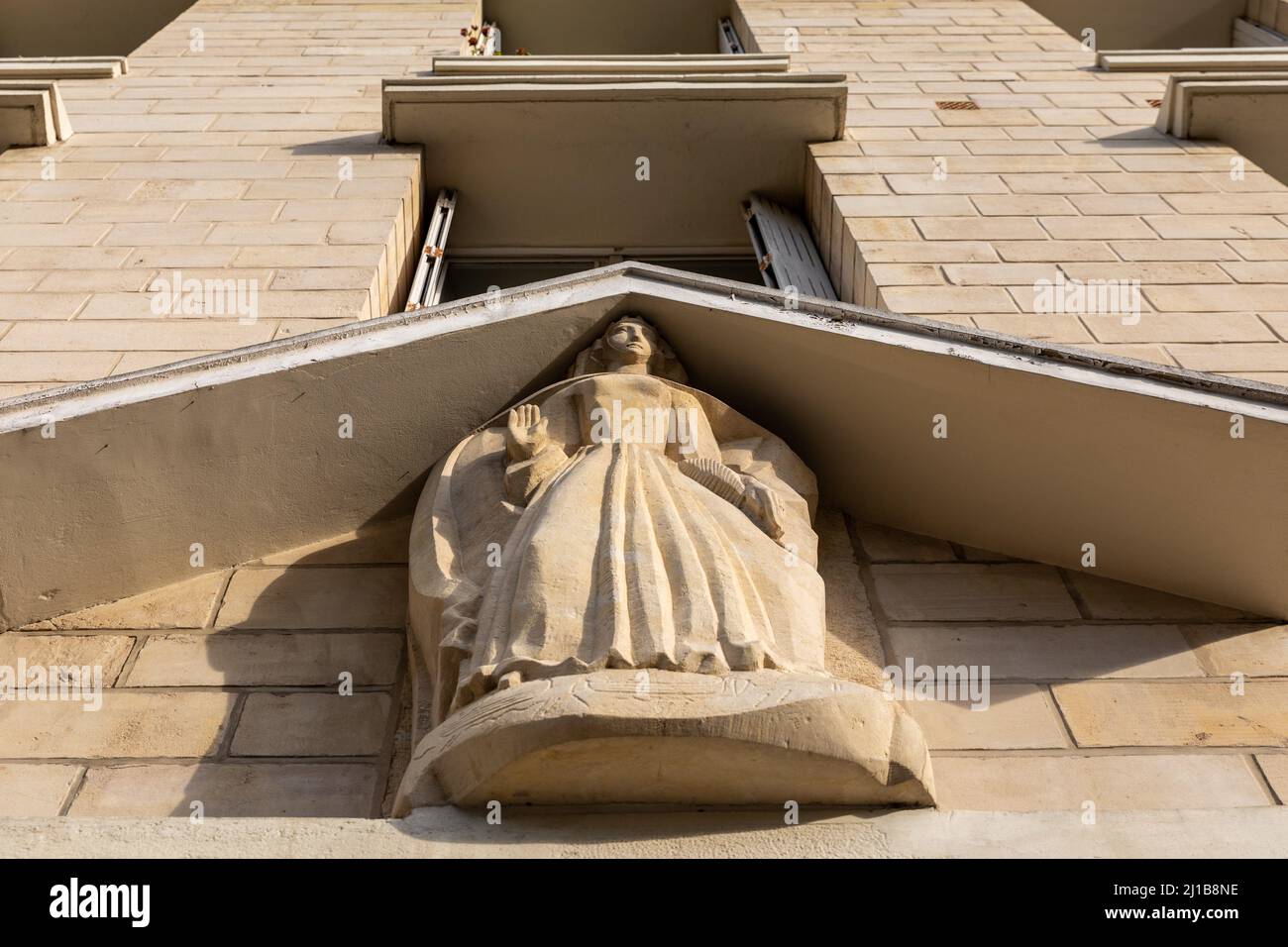 STATUE DER KÖNIGIN MATILDA (MATILDA VON FLANDERN, HERZOGIN DER NORMANDIE UND EHEFRAU VON WILHELM DEM EROBERER) AUF EINEM GEBÄUDE AUF DEM PLACE DE LA REINE MATHILDE, CAEN, CALVADOS, NORMANDIE, FRANKREICH Stockfoto