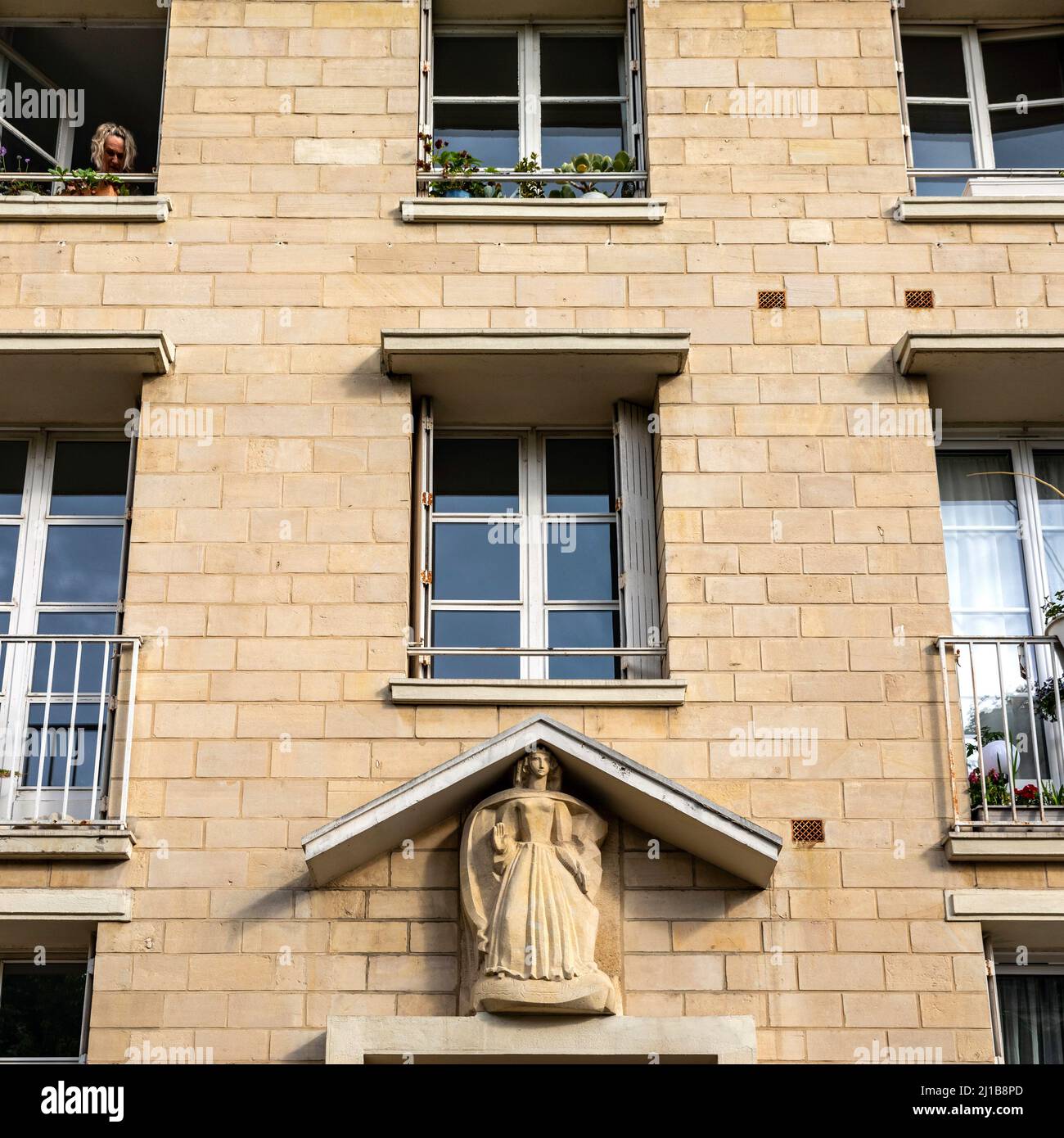 PSTATUE DER KÖNIGIN MATILDA (MATILDA VON FLANDERN, HERZOGIN DER NORMANDIE UND EHEFRAU VON WILHELM DEM EROBERER) AUF EINEM GEBÄUDE AUF DEM PLACE DE LA REINE MATHILDE, CAEN, CALVADOS, NORMANDIE, FRANKREICH Stockfoto