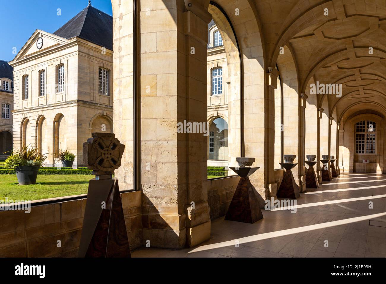 DAS INNERE DES KLOSTERS UND DER PORTIKUS DES HOTELS-DIEU, ABBAYE AUX DAMES, EHEMALIGES KLOSTER DER BENEDIKTINERMÖNCHE, DAS HEUTE DEN REGIONALRAT DER NORMANDIE, CAEN, CALVADOS, NORMANDIE, FRANKREICH BEHERBERGT Stockfoto