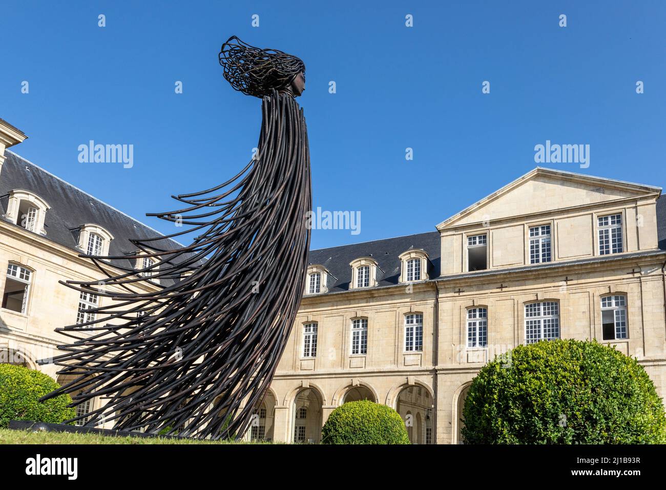 SKULPTUR LA PARQUE (2008) DES MALERS UND BILDHAUERS CLAUDE QUIESSE, KREUZGANG DER ABBAYE AUX DAMES, EHEMALIGES KLOSTER BENEDIKTINISCHER MÖNCHE, DAS HEUTE DEN REGIONALRAT DER NORMANDIE, CAEN, CALVADOS, NORMANDIE, FRANKREICH BEHERBERGT Stockfoto
