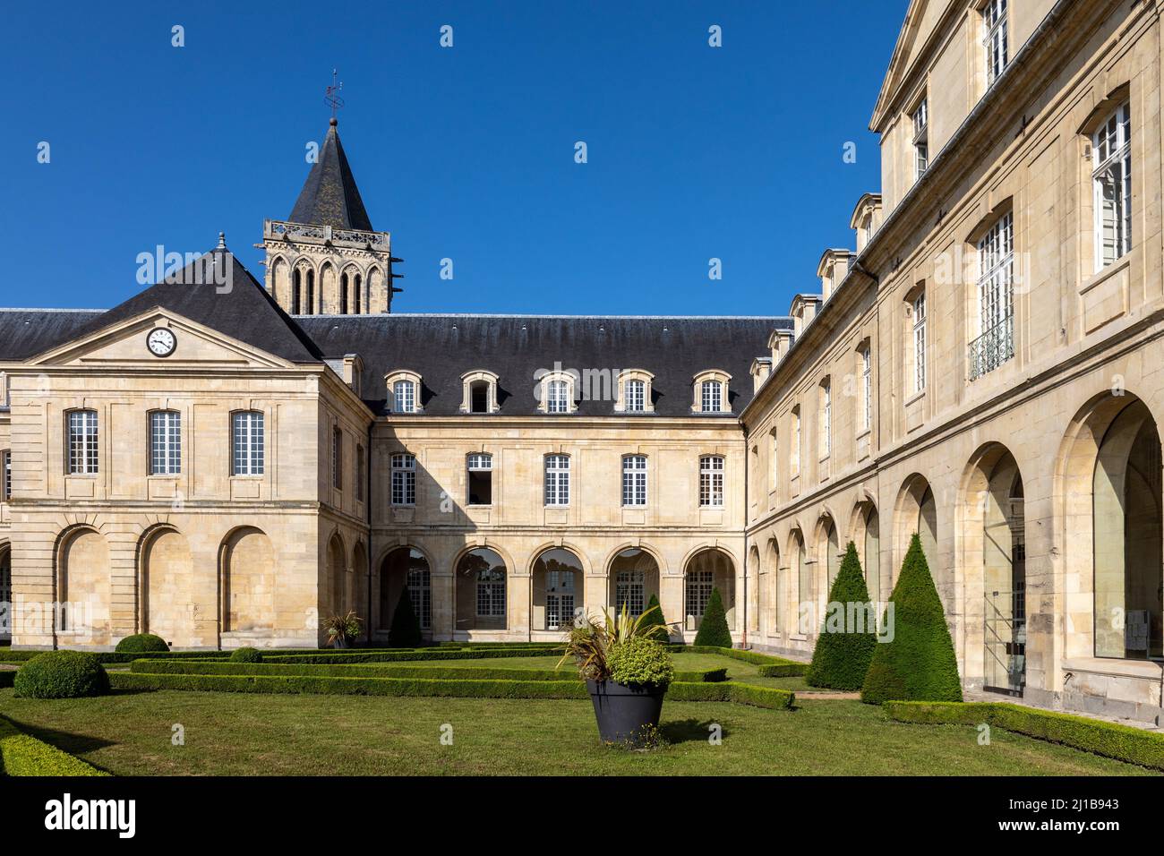DAS INNERE DES KLOSTERS UND DER PORTIKUS DES HOTELS-DIEU, ABBAYE AUX DAMES, EHEMALIGES KLOSTER DER BENEDIKTINERMÖNCHE, DAS HEUTE DEN REGIONALRAT DER NORMANDIE, CAEN, CALVADOS, NORMANDIE, FRANKREICH BEHERBERGT Stockfoto