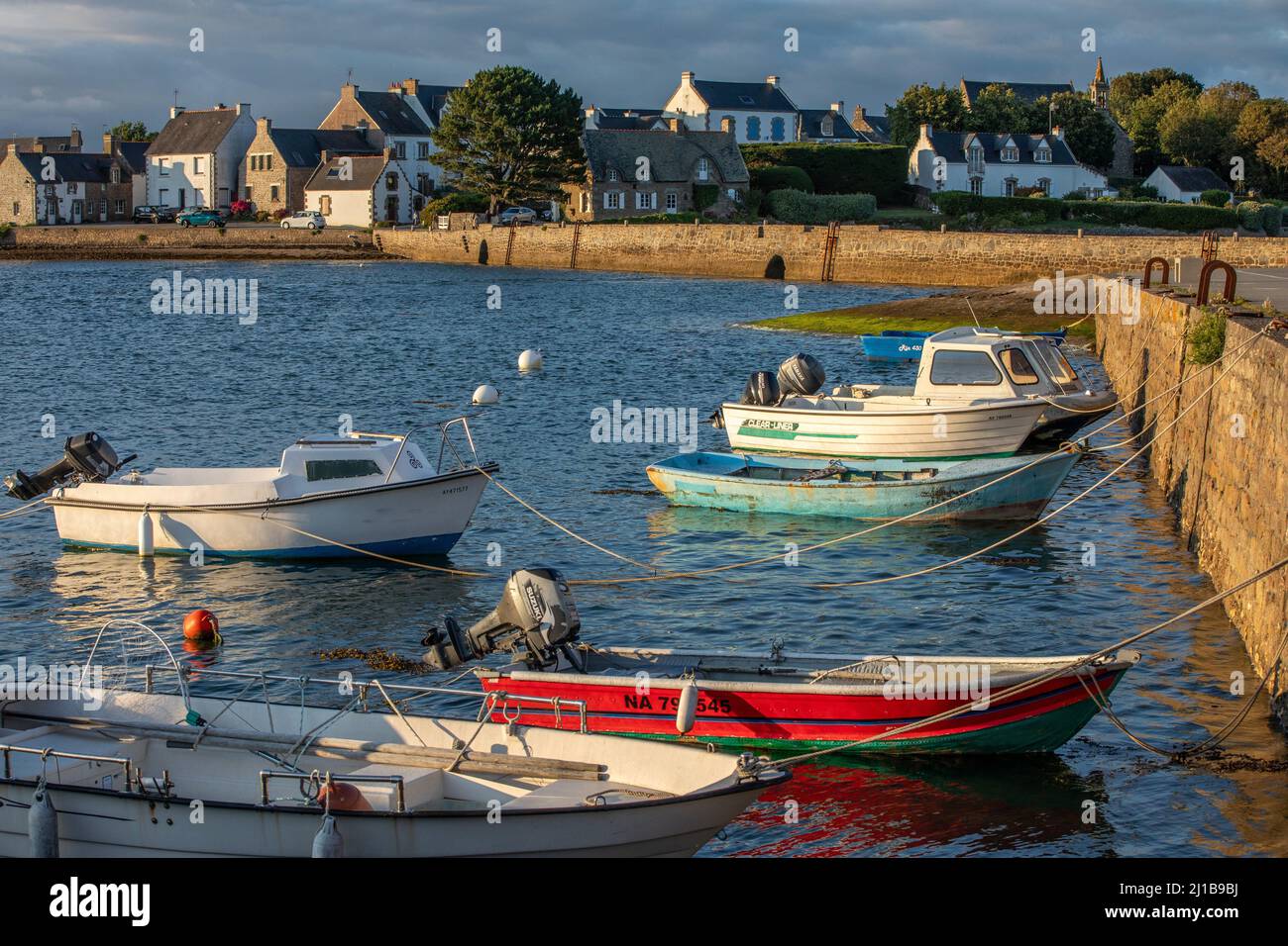KLEINER FISCHEREIHAFEN VOR DER INSEL SAINT-CADO, BELZ, MORBIHAN, BRETAGNE, FRANKREICH Stockfoto