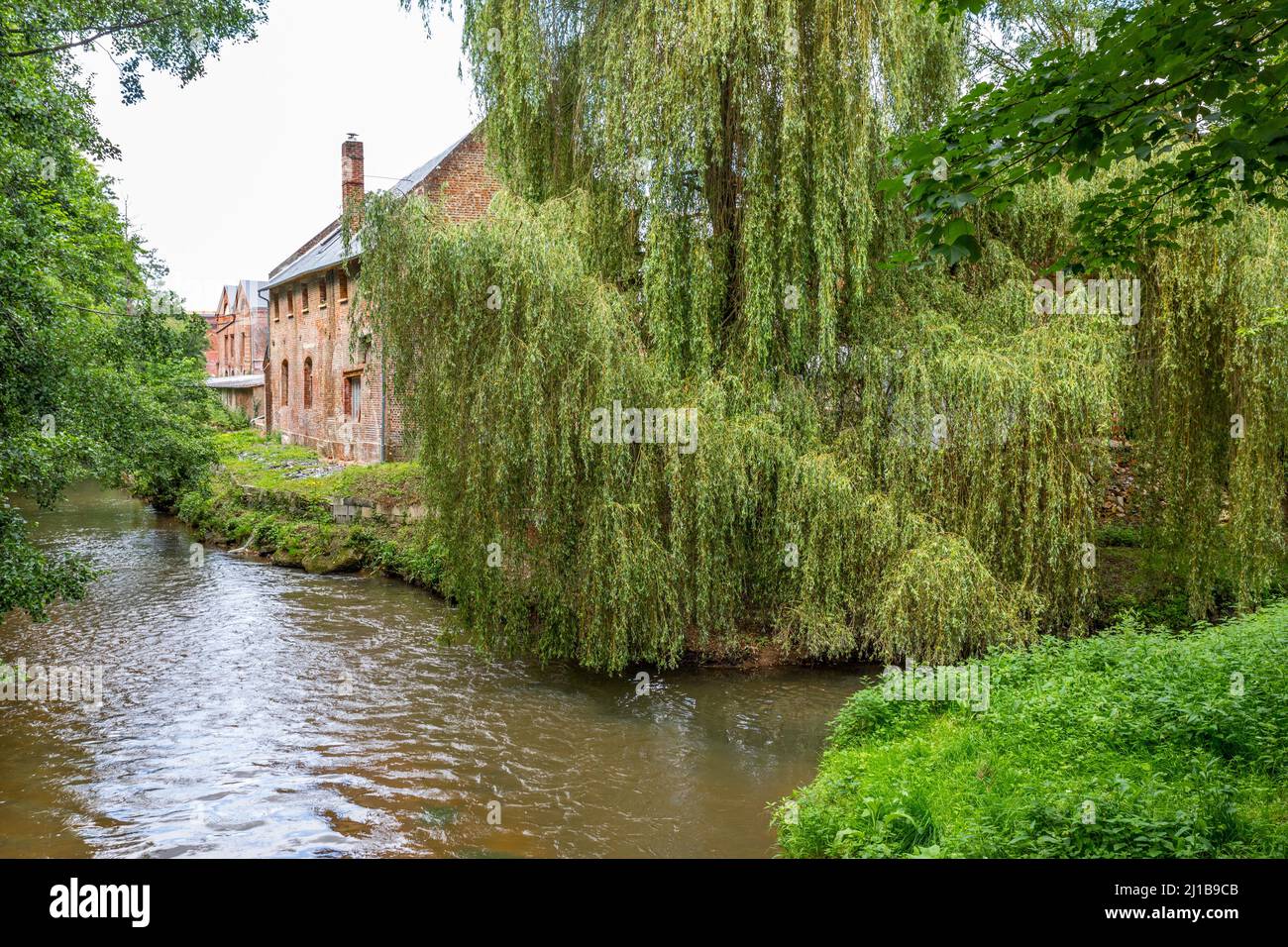 EHEMALIGE TEXTILSPINNEREI AM UFER DER TOUQUES, LISIEUX, CALVADOS, NORMANDIE, FRANKREICH Stockfoto