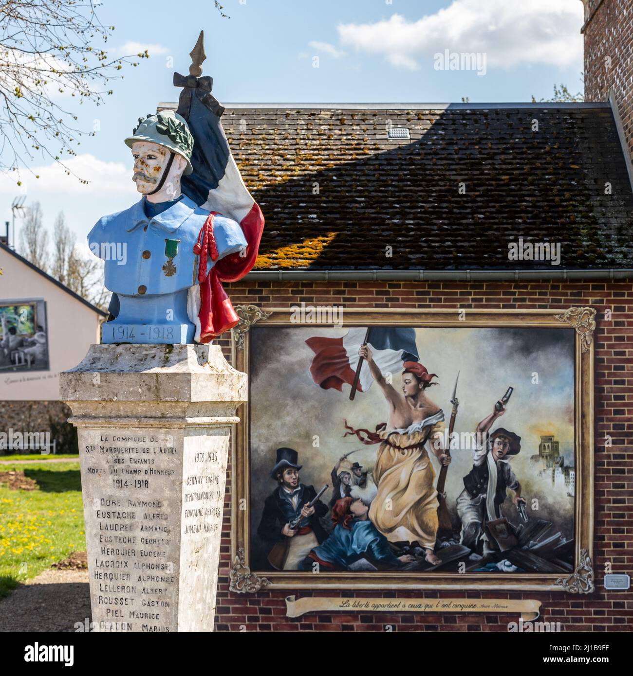 DENKMAL FÜR DEN TOD DES KRIEGES MIT DER FRANZÖSISCHEN FLAGGE ALS HOMMAGE AN DIE SOLDATEN DES ERSTEN WELTKRIEGES UND DARSTELLUNG EINES GEMÄLDES, DAS DIE FREIHEIT ALS FÜHRER DER MENSCHEN UND WERTE DER REPUBLIK, SAINTE-MARGUERITE-DE-LÕAUTEL, EURE, FRANKREICH, EVOZIERT Stockfoto