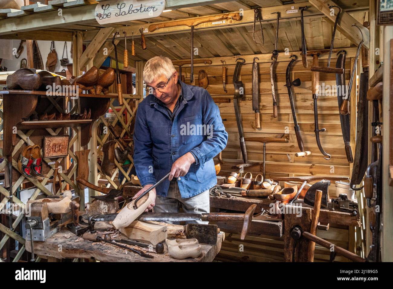 CLOG MAKER'S TOOLS, MUSEUM OF LIFE AND METIERS OF THE PAST, BRETEUIL, EURE, NORMANDIE, FRANKREICH Stockfoto