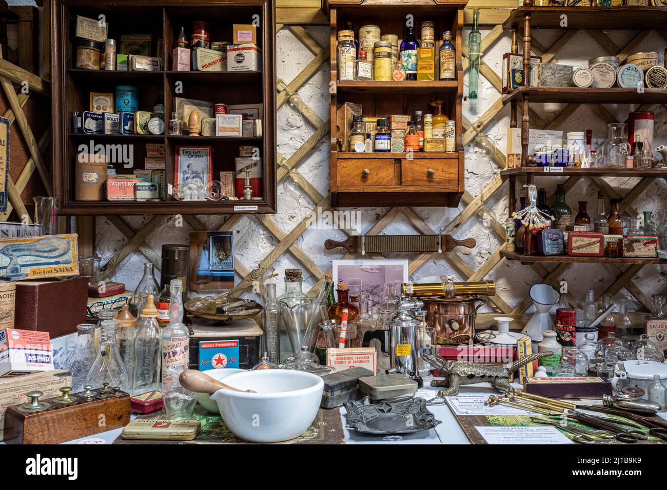 DIE APOTHEKE, MUSEUM DES LEBENS UND METIERS DER VERGANGENHEIT, BRETEUIL, EURE, NORMANDIE, FRANKREICH Stockfoto