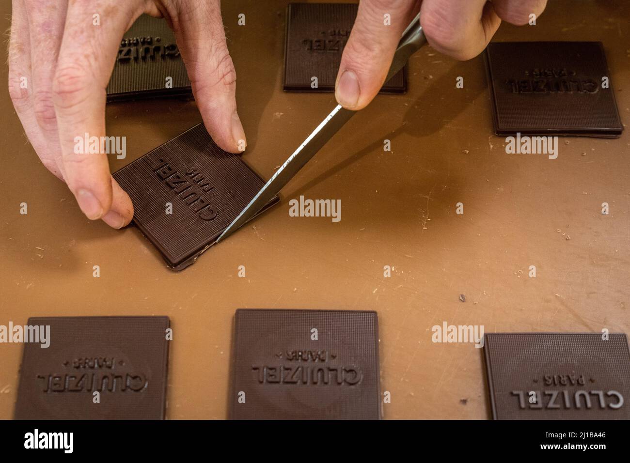 DIE HERSTELLUNG VON SCHOKOLADE IN DER CHOCOLATRIUM, CLUIZEL SCHOKOLADENFABRIK, DAMVILLE, MESNIL-SUR-ITON, EURE, NORMANDIE, FRANKREICH Stockfoto