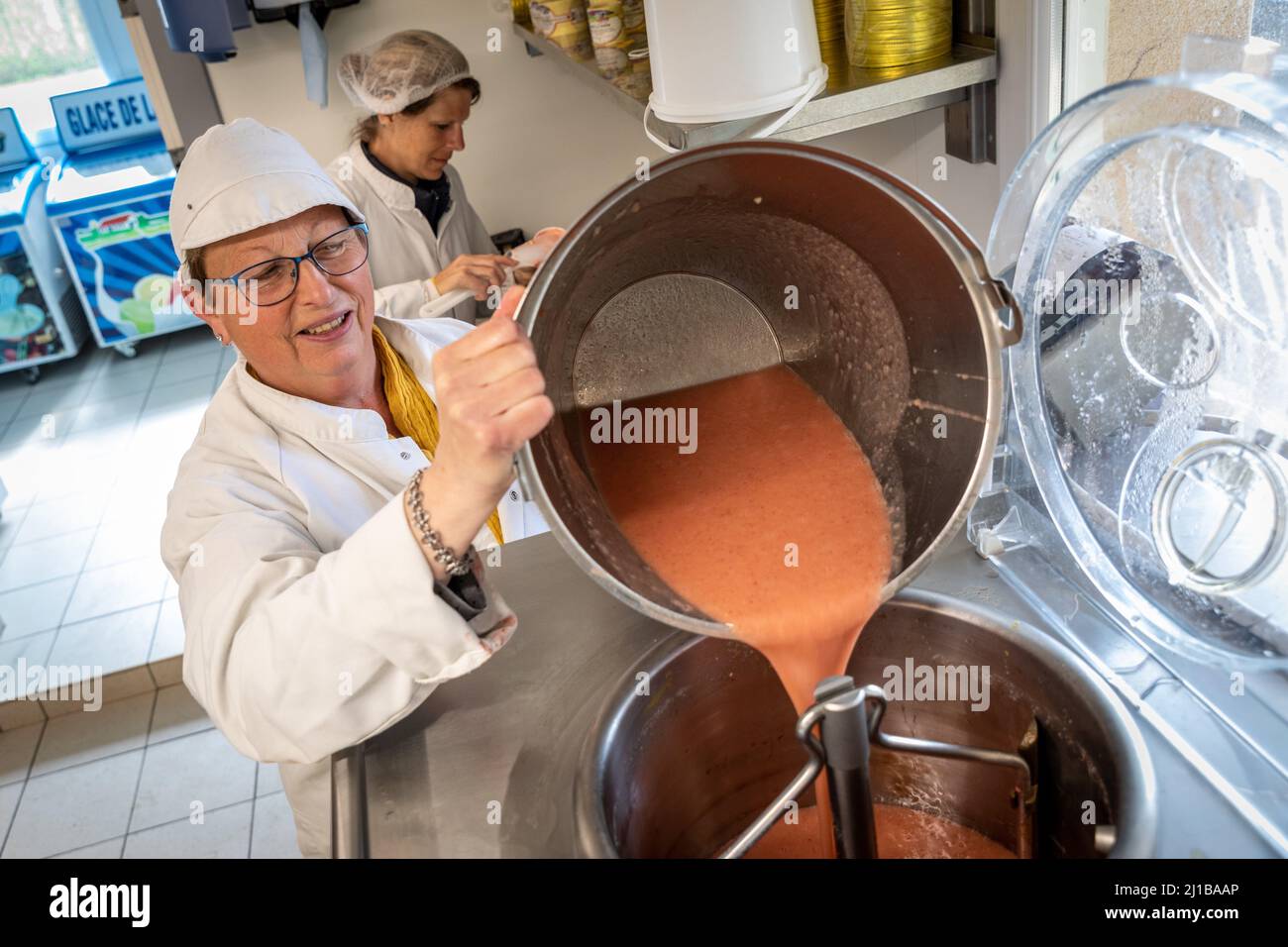 MARIE-THERESE BOUCKAERT, TRADITIONELL HERGESTELLTE EISCREME, LES GLACES A LA FERME, EURE, NORMANDIE, FRANKREICH Stockfoto
