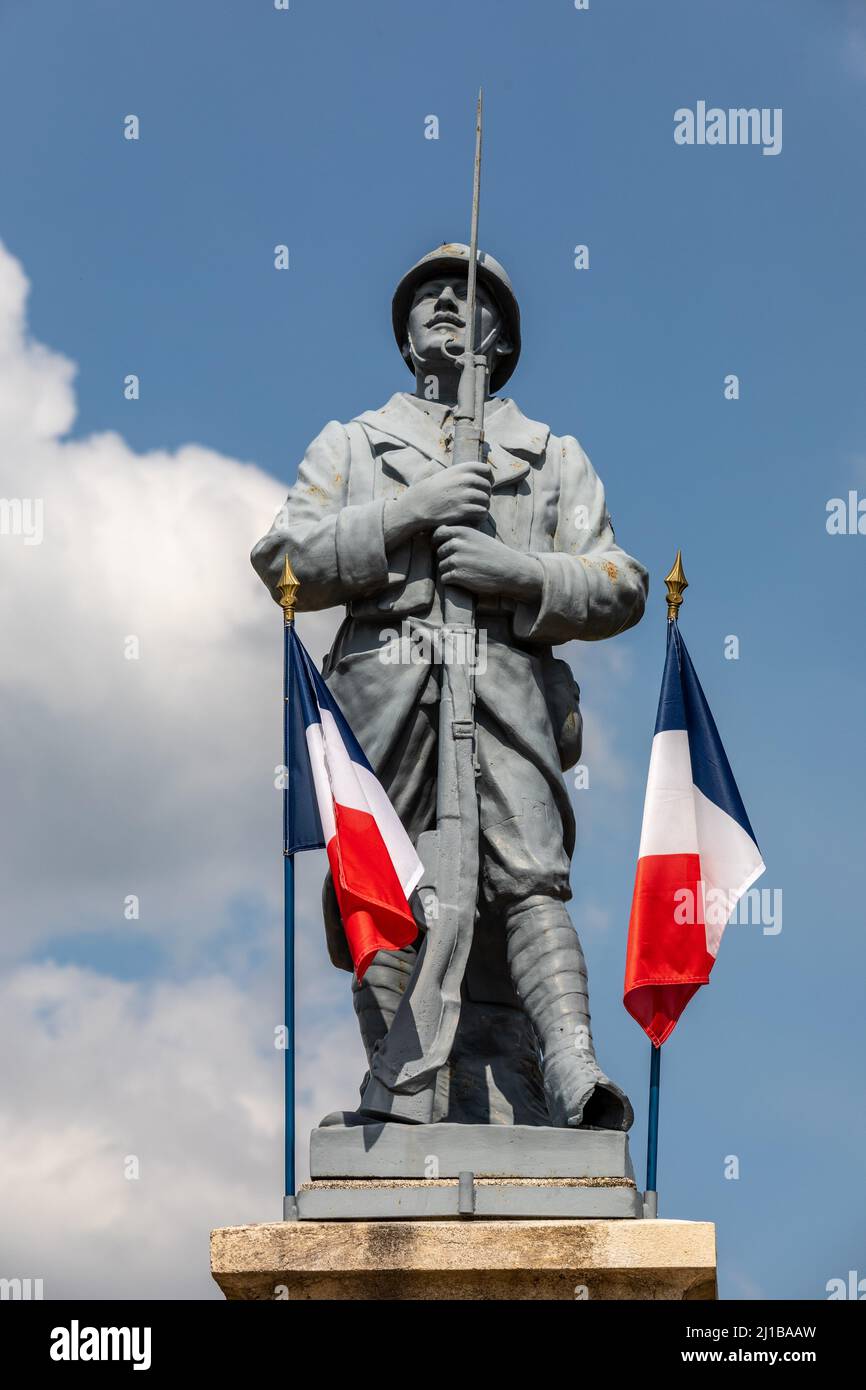 KRIEGSDENKMAL MIT FRANZÖSISCHER FLAGGE ALS HOMMAGE AN SOLDATEN DES ERSTEN WELTKRIEGS, EURE, FRANKREICH Stockfoto