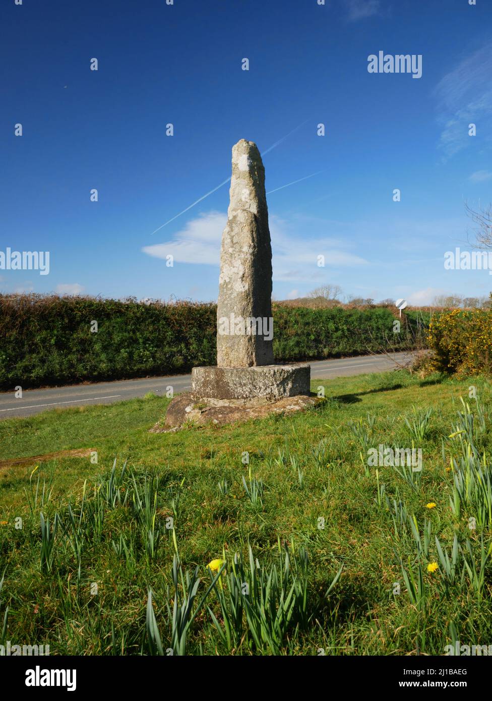 Der Tristan Stone, Fowey, Cornwall, die Basis eines alten keltischen Kreuzes, das mit der Legende von Tristan und Isolde verbunden ist. Stockfoto