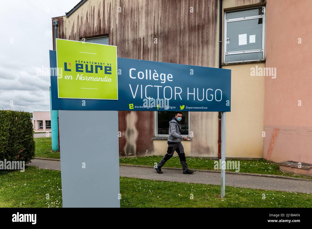 EINTRITT ZUR SEKUNDARSCHULE (VICTOR HUGO) VON RUGLES, EURE, NORMANDIE, FRANKREICH Stockfoto