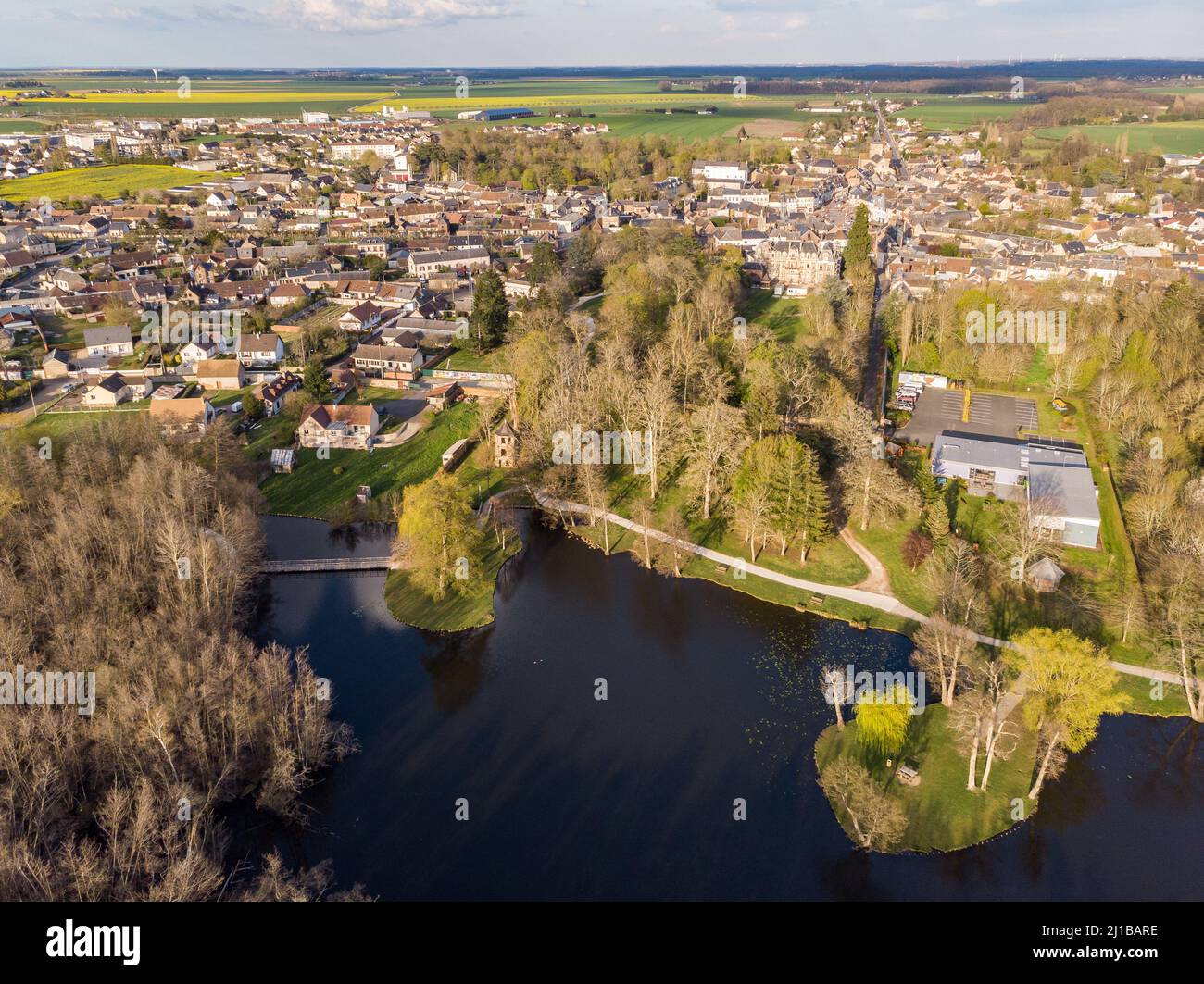 LAKE UND BRETEUIL, ERSCHOSSEN VON EINER DROHNE, EURE, NORMANDIE, FRANKREICH Stockfoto