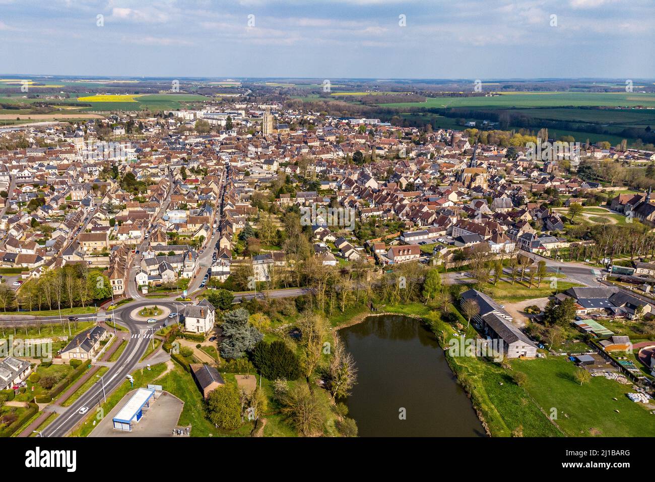STADT VERNEUIL-SUR-AVRE, ERSCHOSSEN VON EINER DROHNE, EURE, NORMANDIE, FRANKREICH Stockfoto