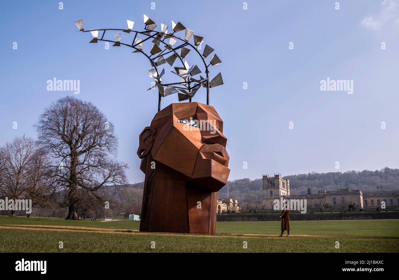 Catherine Pykett blickt auf die Flybrary der Künstlerin Christina Sporrong beim britischen Debüt von The Radical Horizons: The Art of Burning man, großformatige Kunstwerke im Chatsworth House, Bakewell in Derbyshire. Bilddatum: Donnerstag, 24. März 2022. Stockfoto