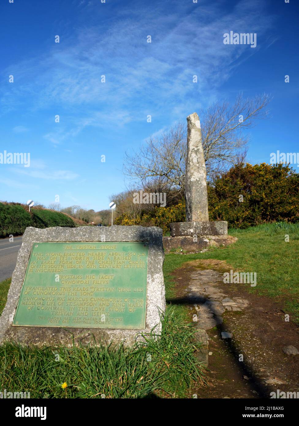 Der Tristan Stone, Fowey, Cornwall, die Basis eines alten keltischen Kreuzes, das mit der Legende von Tristan und Isolde verbunden ist. Stockfoto