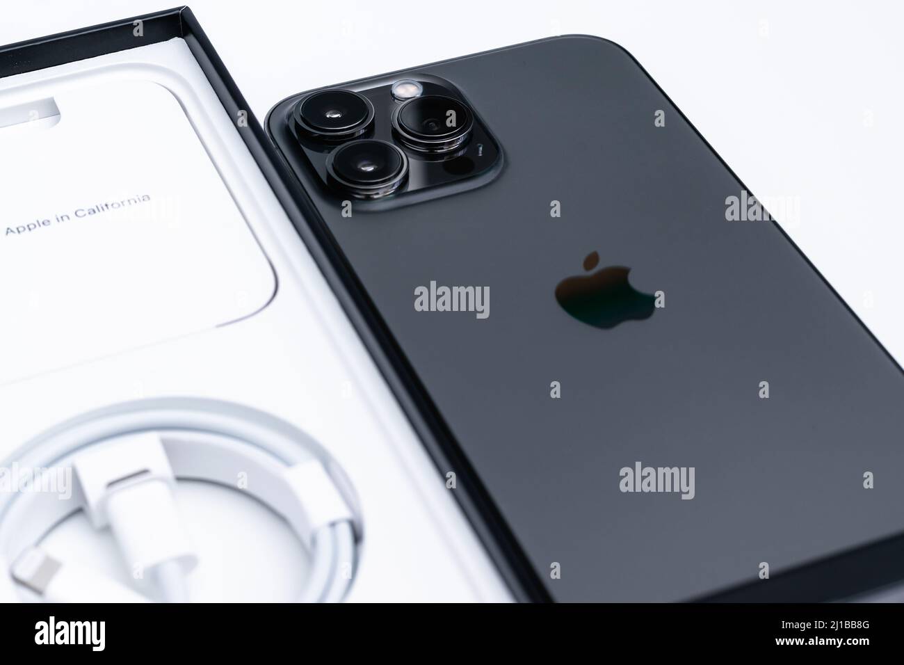 Minsk, Weißrussland - März 2022: Apple iPhone 13 Pro Max. Das Telefon ist neu in der iPhone-Leitung. Auf weißem Hintergrund. Stockfoto