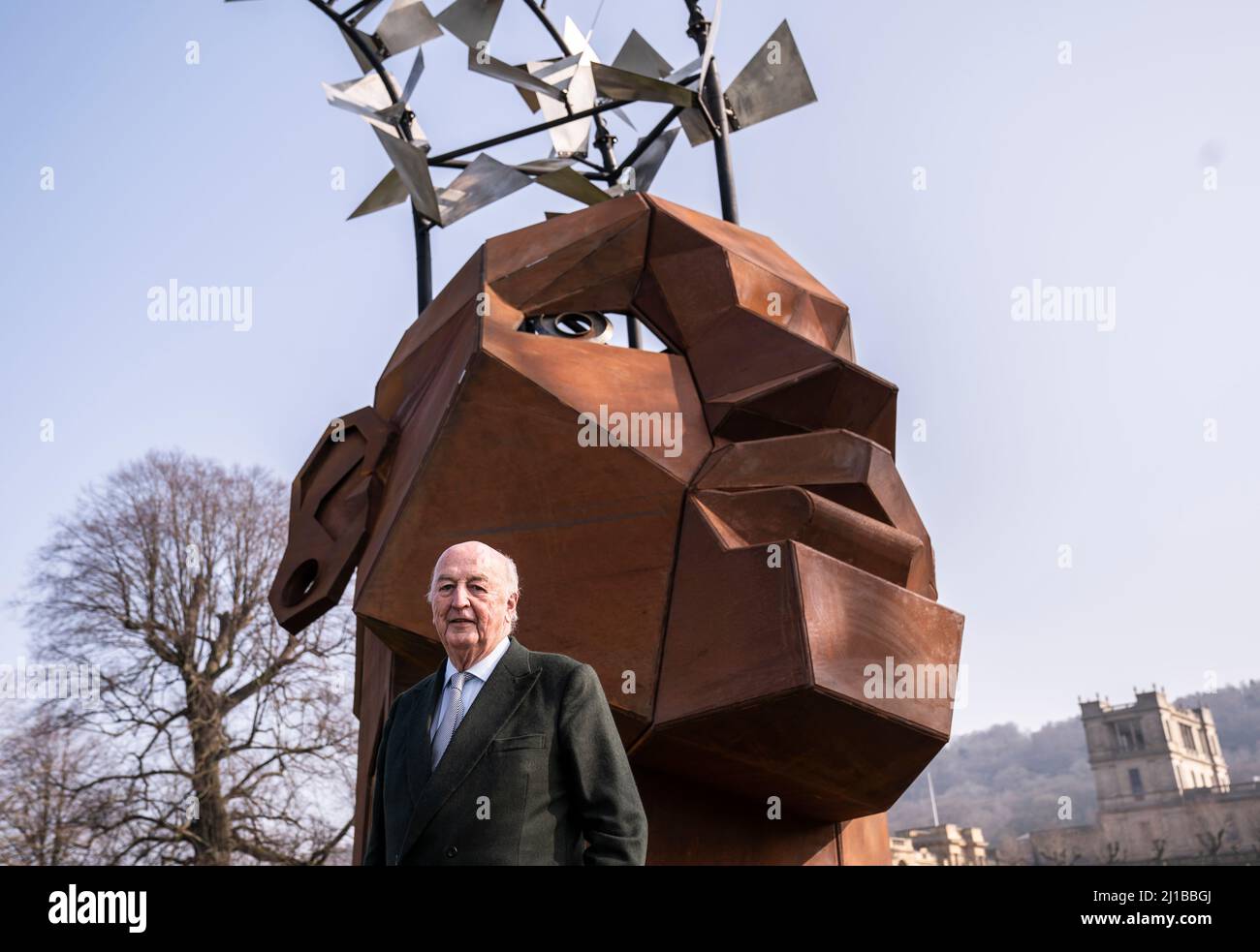 Duke of Devonshire mit der Flybrary der Künstlerin Christina Sporrong beim britischen Debüt von The Radical Horizons: The Art of Burning man, großformatige Kunstwerke im Chatsworth House, Bakewell in Derbyshire. Bilddatum: Donnerstag, 24. März 2022. Stockfoto