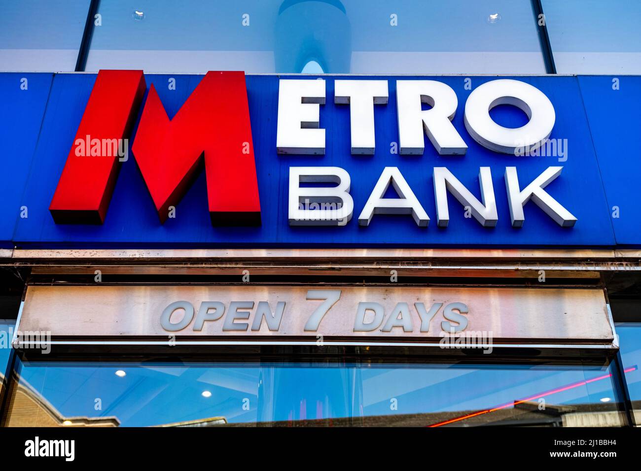 Kingston-upon-Thames, Kingston London UK, März 23 2022, Metro Bank High Street Branch Logo und Sign with No People Stockfoto