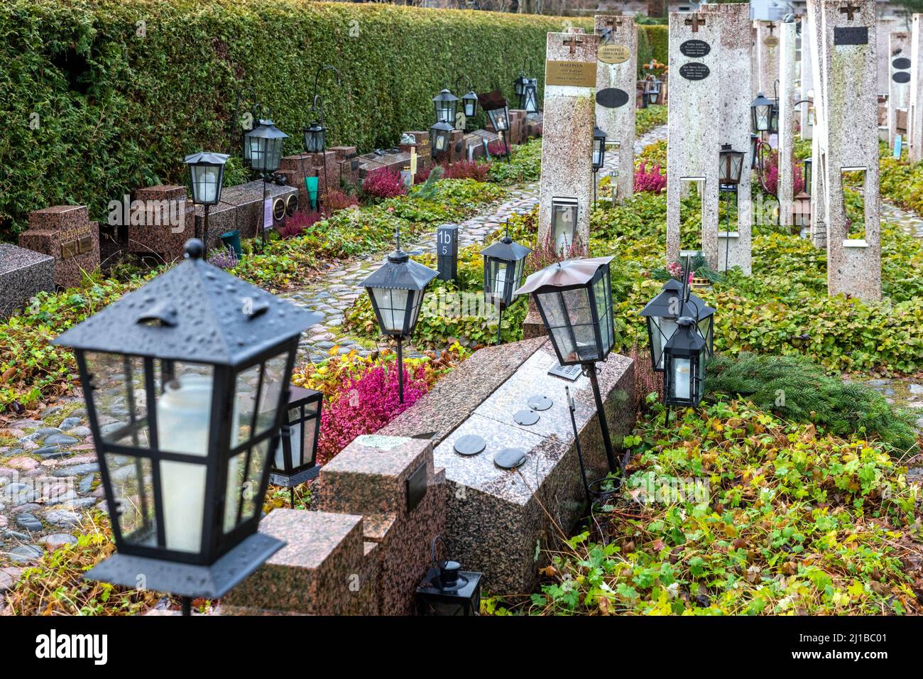 GARTEN DER ERINNERUNG MIT DEN BEERDIGUNGSURNEN AUF DEM HAUPTFRIEDHOF, HELSINKI, FINNLAND, EUROPA Stockfoto
