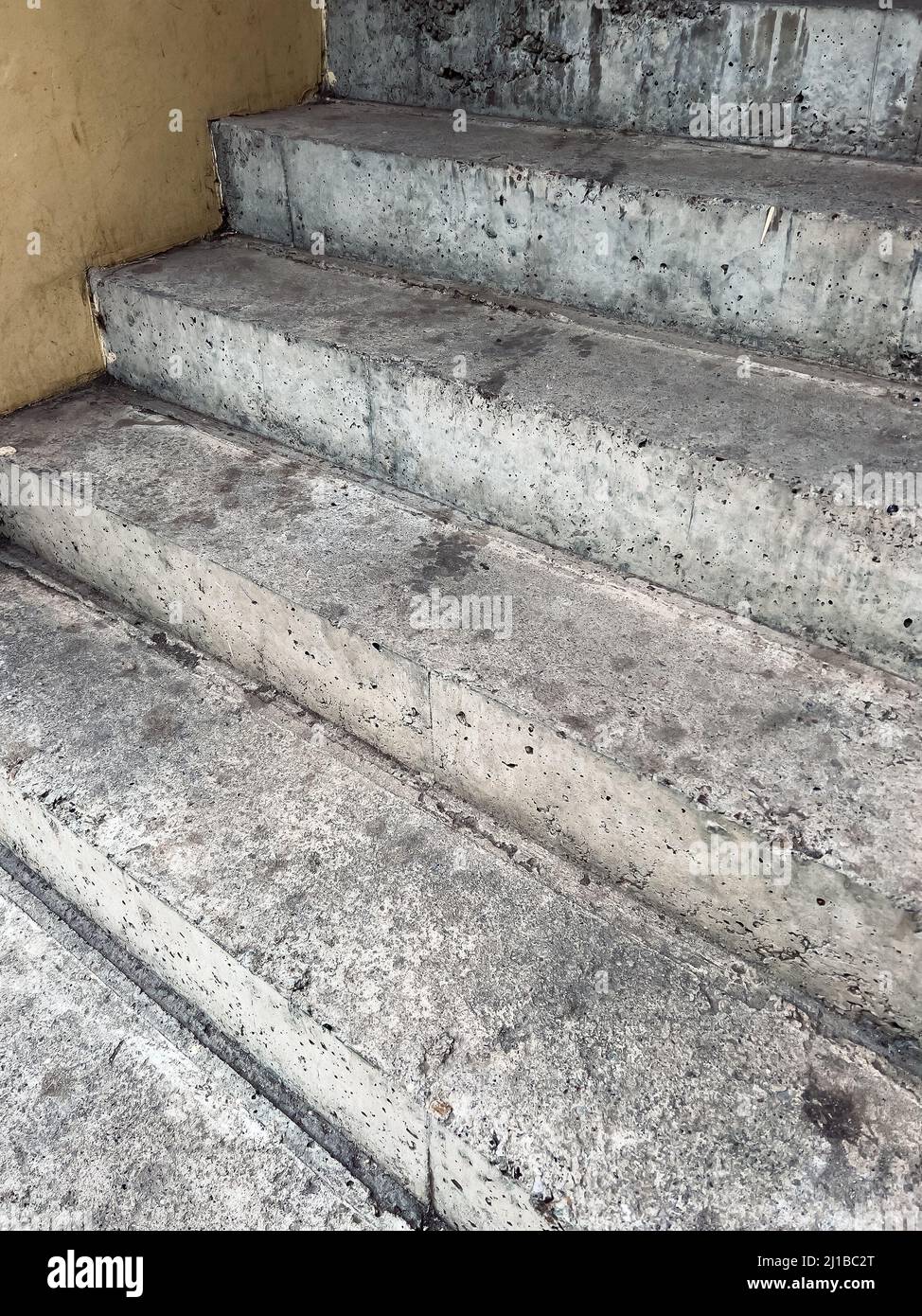 Betontreppe als abstrakter Hintergrund, schmutzige alte Treppe Stockfoto