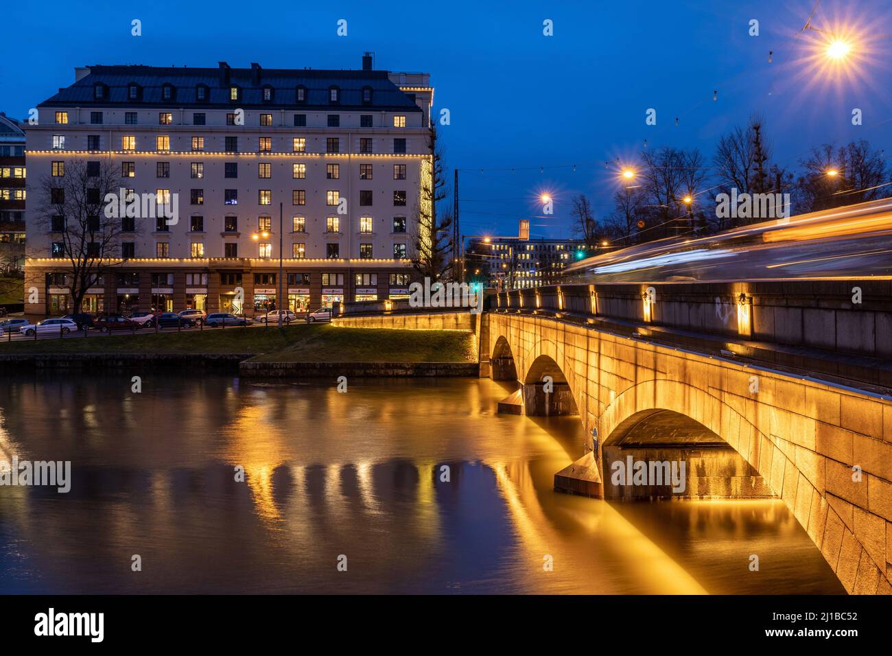 GEBÄUDE MIT DEM PILAITU-PUOTI KOSTÜMGESCHÄFT BEI EINBRUCH DER DUNKELHEIT, AUFGENOMMEN VON DER LANGEN PITKASILTA BRÜCKE, HELSINKI, FINNLAND, EUROPA Stockfoto