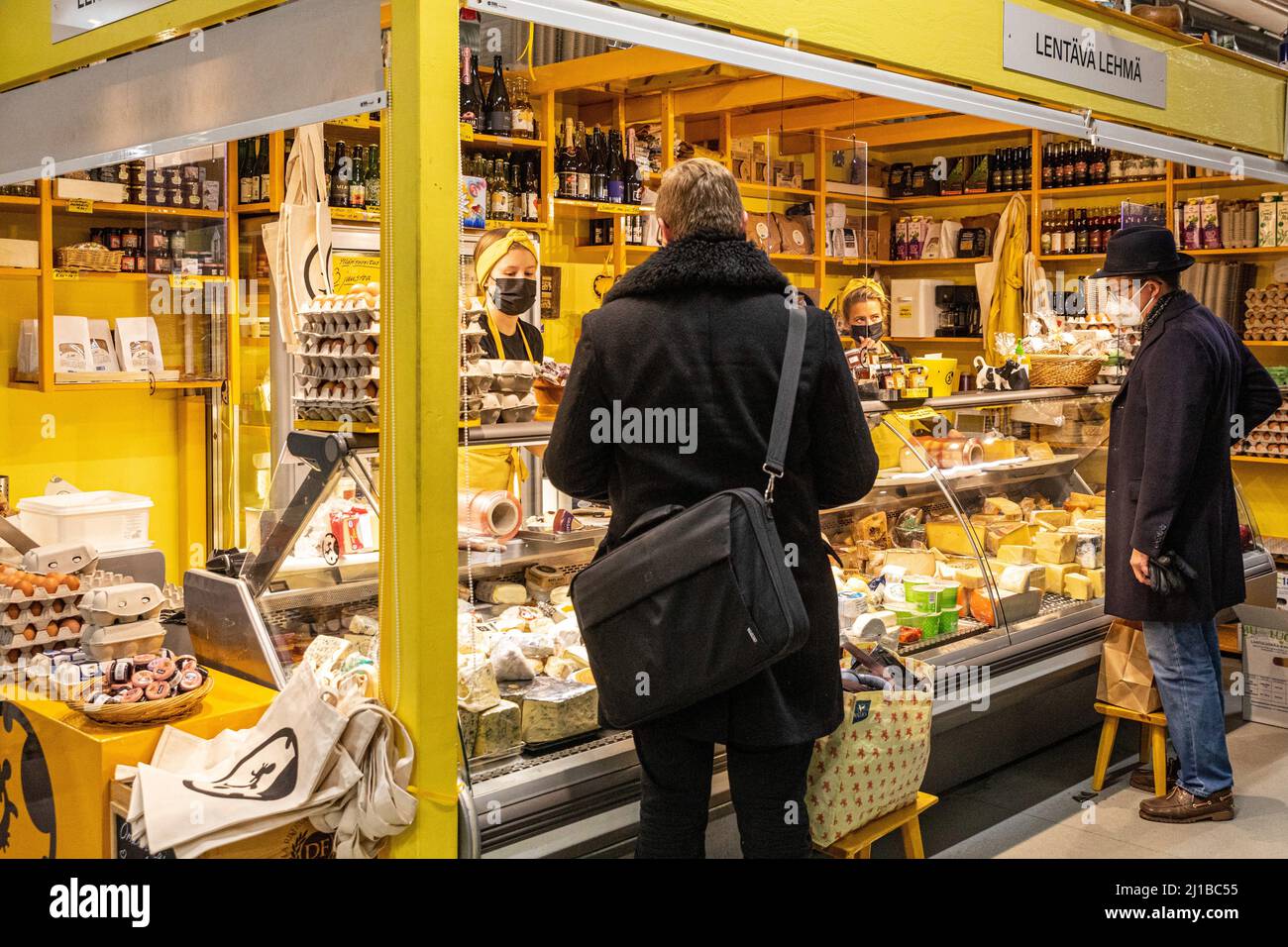 KÄSEVERKÄUFER IN DER MARKTHALLE VON HAKANIEMI, HELSINKI, FINNLAND, EUROPA Stockfoto