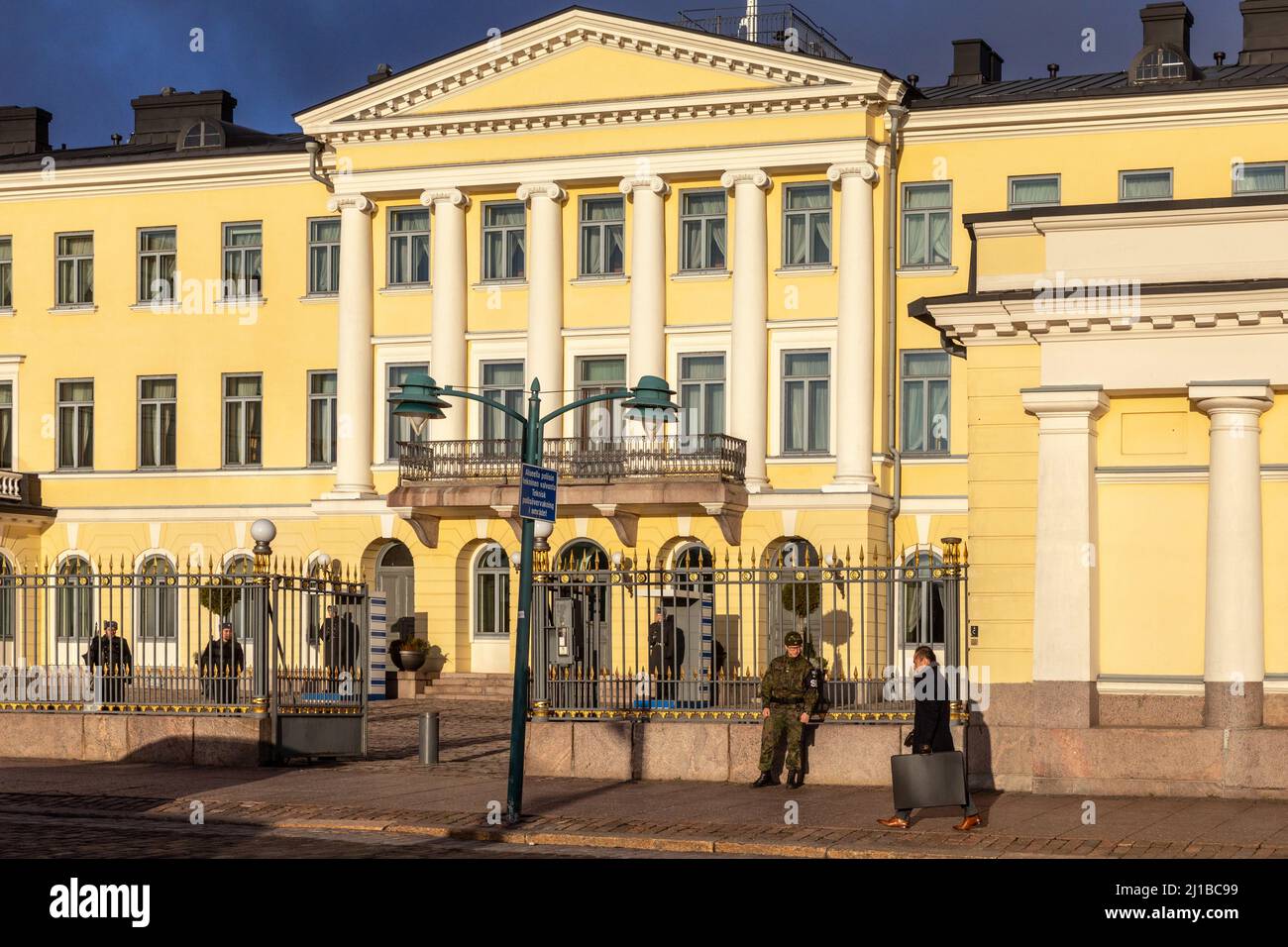 SICHERHEITSKONTROLLE VOR DEM PRÄSIDENTENPALAST, HELSINKI, FINNLAND, EUROPA Stockfoto