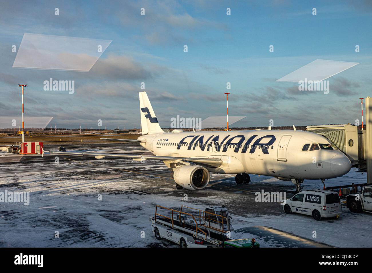 FINNAIR-FLUGZEUG AUF DEM ASPHALT AM HELSINKI AIRPORT, HELSINKI, FINNLAND, EUROPA Stockfoto