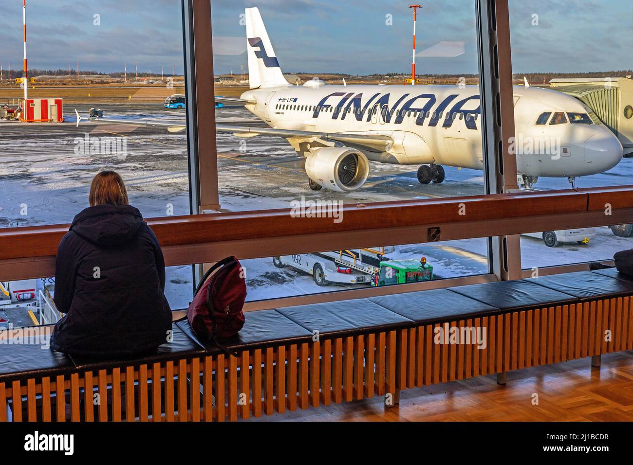 FINNAIR-FLUGZEUG AUF DEM ASPHALT AM HELSINKI AIRPORT, HELSINKI, FINNLAND, EUROPA Stockfoto