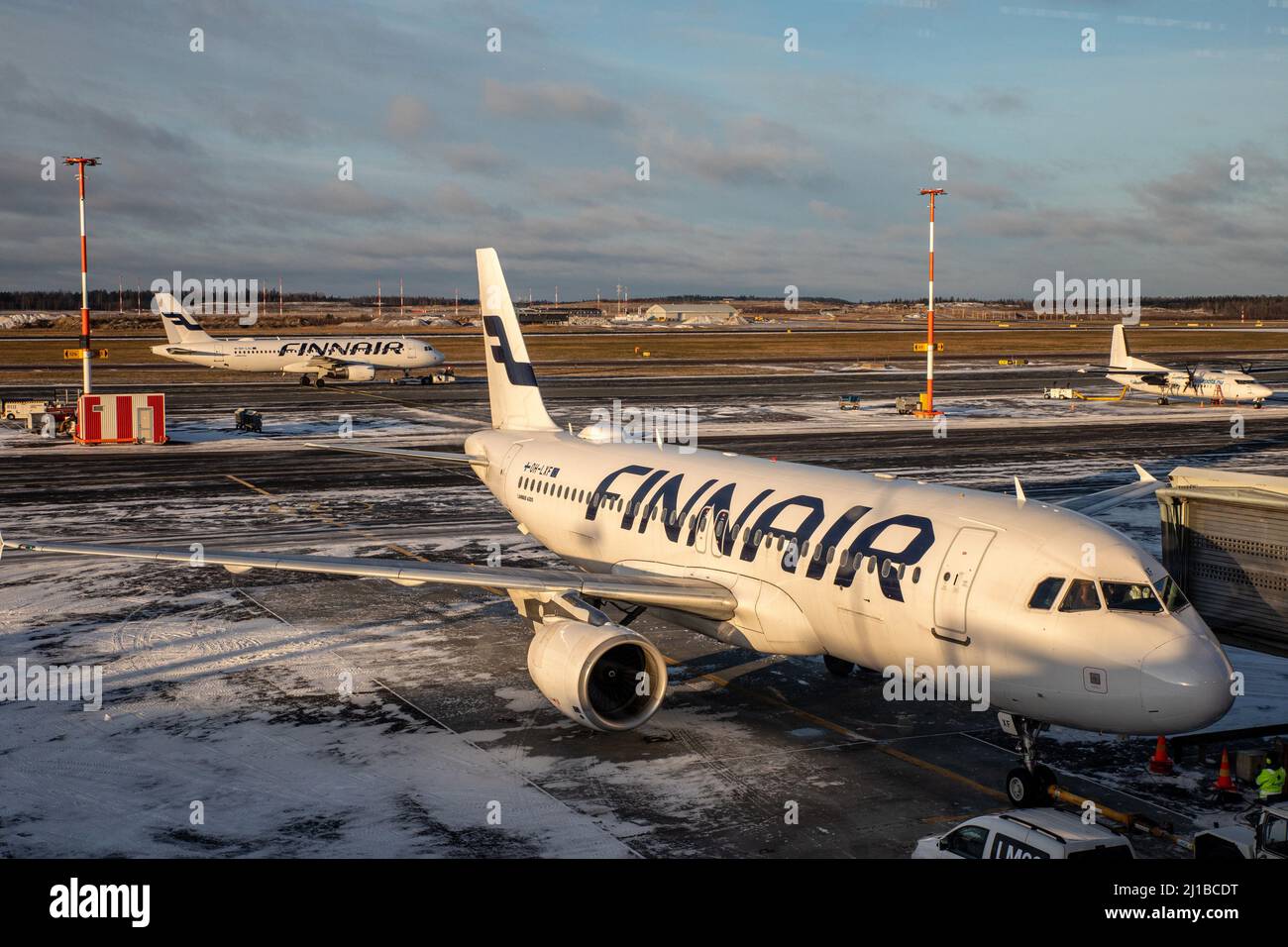 FINNAIR-FLUGZEUG AUF DEM ASPHALT AM HELSINKI AIRPORT, HELSINKI, FINNLAND, EUROPA Stockfoto