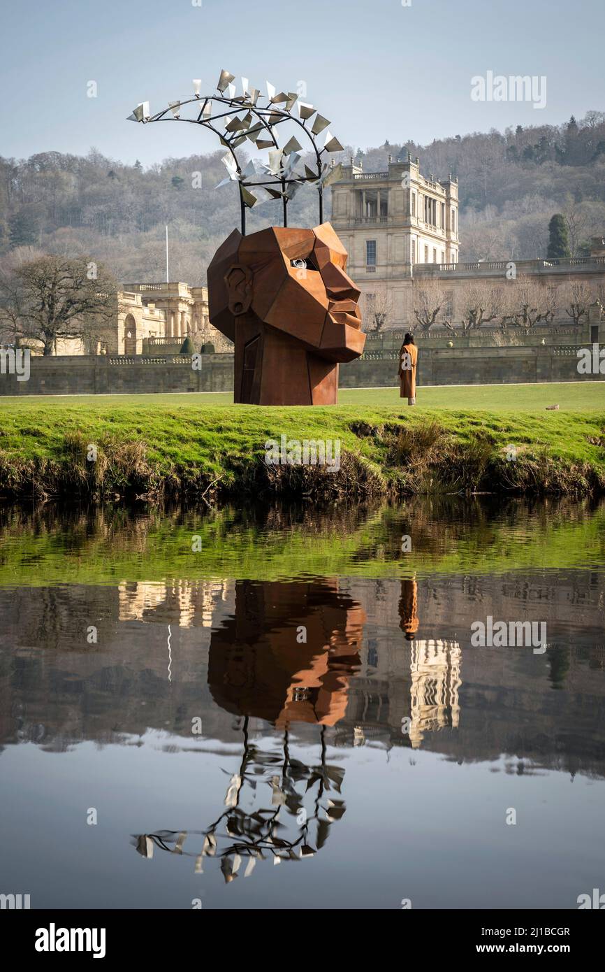 The Flybrary von der Künstlerin Christina Sporrong, beim britischen Debüt von The Radical Horizons: The Art of Burning man, großformatige Kunstwerke im Chatsworth House, Bakewell in Derbyshire. Bilddatum: Donnerstag, 24. März 2022. Stockfoto