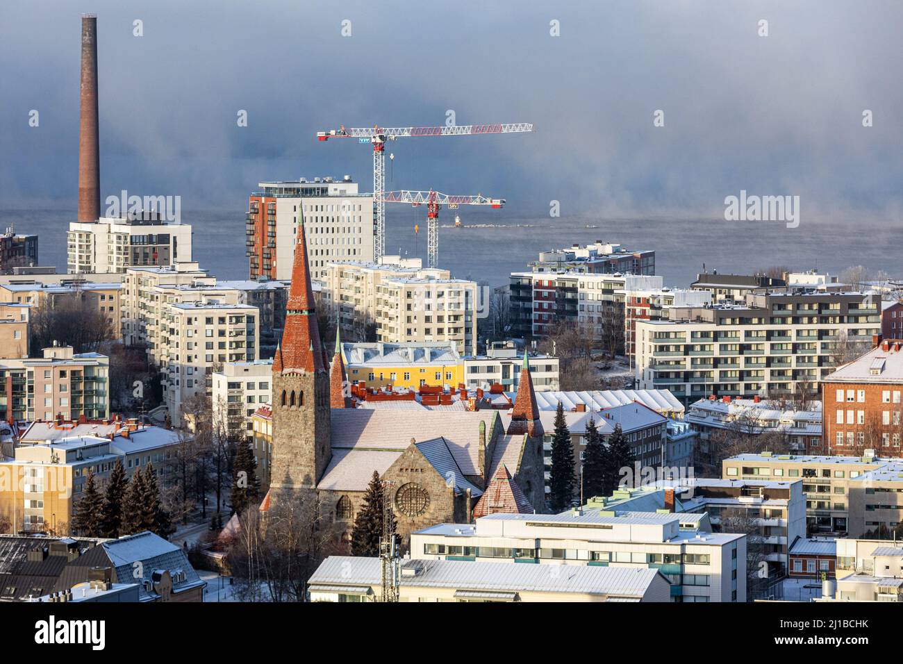 STADTZENTRUM UND KATHEDRALE VON DER PANORAMA-BAR MORO AUS GESEHEN, TAMPERE, FINNLAND, EUROPA Stockfoto