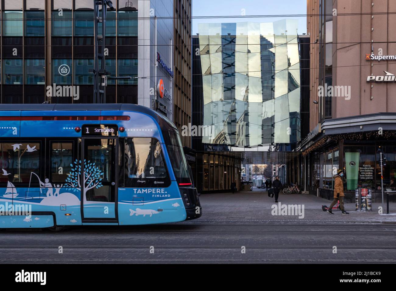 STRASSENBAHN AUF DER HAUPTEINKAUFSSTRASSE HAMEENKATU, TAMPERE, FINNLAND, EUROPA Stockfoto