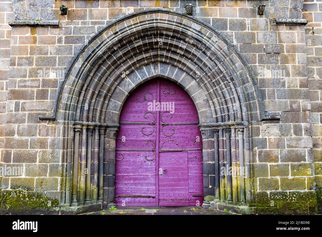 NOTRE DAME COLLEGIATE CHURCH, HERMENT, (63) PUY DE DOME, AUVERGNE Stockfoto