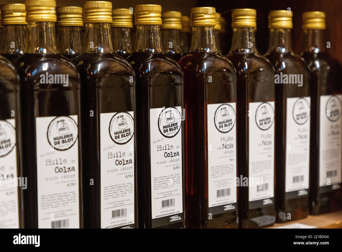 Öl Pflanzenöl Ölflasche Rapsöl frisch Raps Flasche Freisteller Stock-Foto