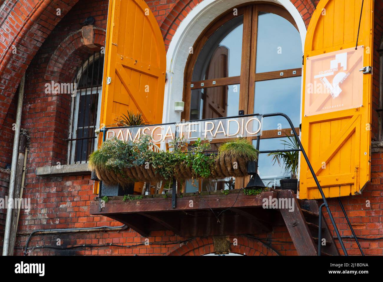 Ramsgate Radio Studio Schild unter der Royal Parade, Royal Harbour, Ramsgate, Kent, England Stockfoto