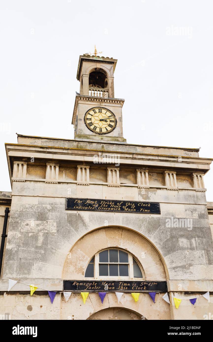 Uhrturm und Hinweis auf den mittleren Zeitunterschied zwischen Greenwich und Ramsgate. Maritime Museum, Royal Harbour, Ramsgate, Kent, England Stockfoto