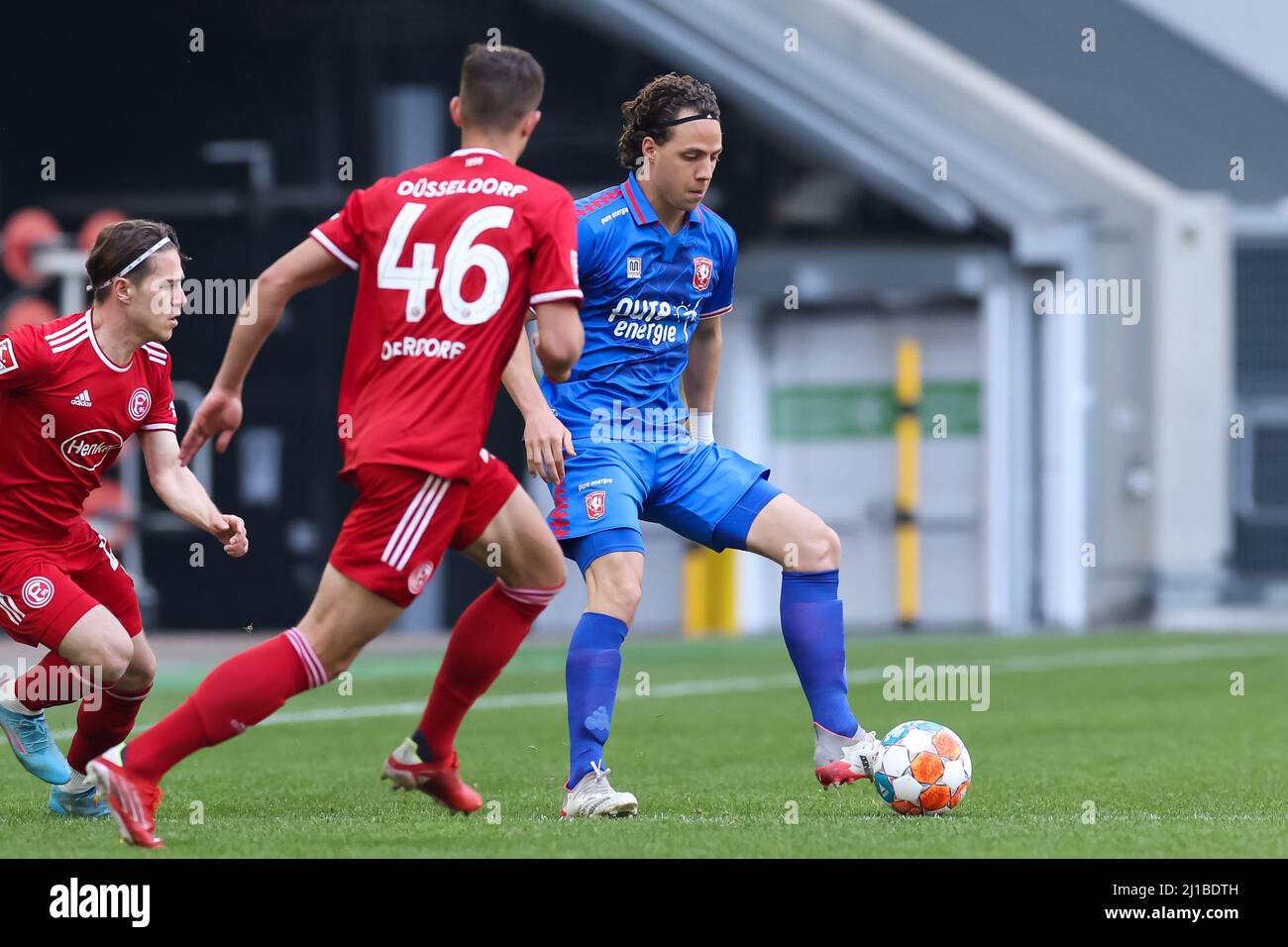 DÜSSELDORF, DEUTSCHLAND - 24. MÄRZ: Giovanni Troupee vom FC Twente spielt beim Freundschaftsspiel zwischen Fortuna Düsseldorf und FC Twente am 24. März 2022 in der Merkur Spielarena in Düsseldorf (Foto: Marcel ter Bals/Orange Picles) Stockfoto