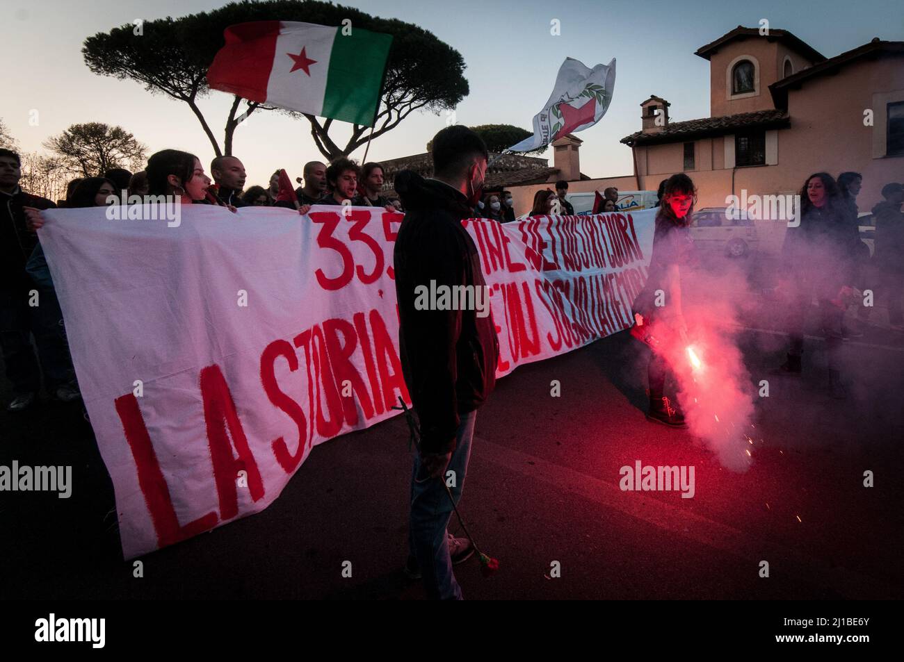 Rom, Italien. 23. März 2022. Studenten erinnern sich an den 78.. Jahrestag des Massakers an der Fosse Ardeatine mit einer Blume am Eingangstor des Mausoleums. Das Mausoleum. Das Massaker von Ardeatine war ein Massenmord, der am 24. März 1944 von deutschen Nazi-Besatzungstruppen während des Zweiten Weltkriegs in Rom als Repressalien für den am Vortag im Zentrum Roms durchgeführten Partisanenangriff auf die Via Rasella gegen das SS-Polizeiregiment Bozen verübt wurde. Anschließend wurde die Ardeatine Caves (Fosse Ardeatine) zum Memorial Cemetery und National Monument erklärt, das täglich für Besucher geöffnet ist. (Kredit Stockfoto