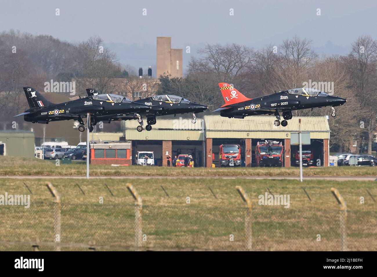 Leeming Bar, Großbritannien. 24. März 2022. Die RAF T2 Hawks starten bei der RAF Leeming als Teil der 100 Squadron Disbandmen, die am 3/24/2022 bei der RAF Leeming in Leeming Bar, Großbritannien, vorbeifliegen. (Foto von Mark Cosgrove/News Images/Sipa USA) Quelle: SIPA USA/Alamy Live News Stockfoto