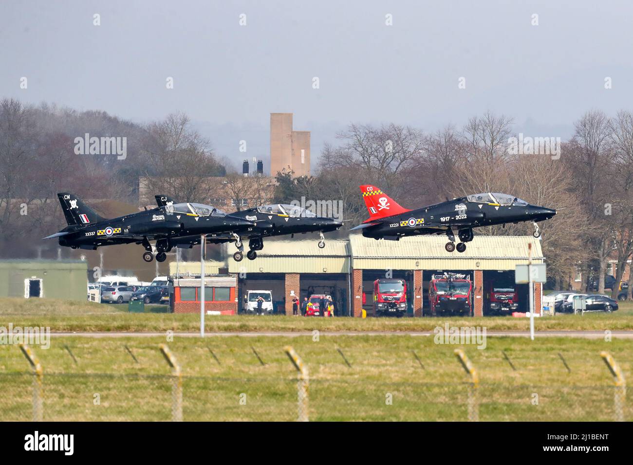 Der Start von RAF Hawk T1s von RAF Leeming im Rahmen der Auflöseparade für die Staffel 100 Stockfoto