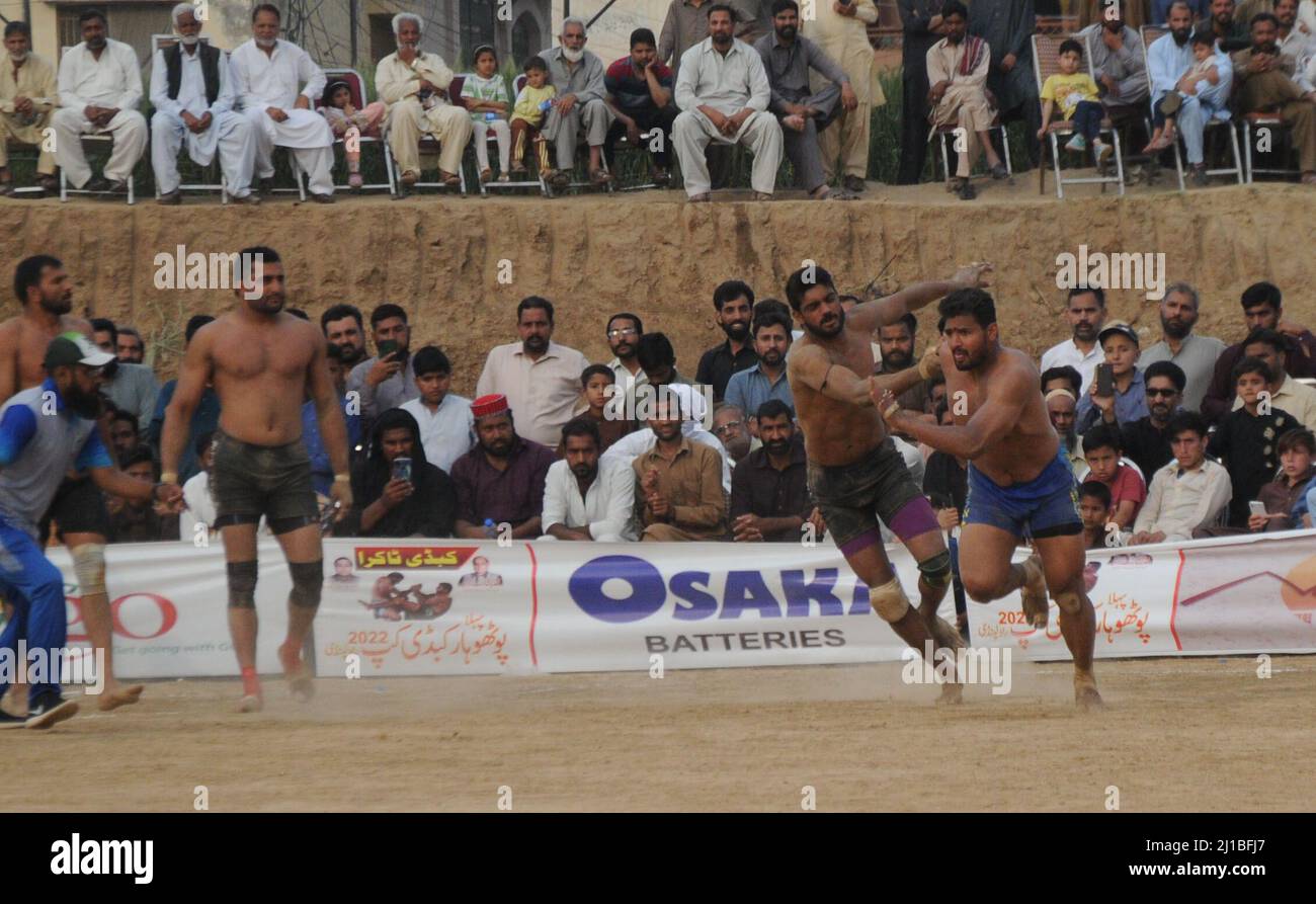 23. März 2022, Rawalpndi, Punjab, Pakistan: Kabaddi ist ein beliebter und beliebter Sport in Pakistan und Indien. Das Spiel wird in jedem Dorf in beiden Ländern gespielt. Kabaddi ist eine Kombination aus Wrestling, Karate, Leichtathletik und Laufen. Kabaddi wird hauptsächlich in Punjab gespielt. 2010 fand die erste Kabaddi-Weltmeisterschaft statt, die Indien gewann. Die zweite Weltmeisterschaft fand 2011 statt, die dritte 2012, die vierte 2013 und die fünfte 2014, die noch von Indien gewonnen wird. Die jüngste Kabaddi-Weltmeisterschaft fand im Februar 2020 in Pakistan statt. Die Pakistan gewonnen und Pakistan besiegt verteidigenden champi Stockfoto