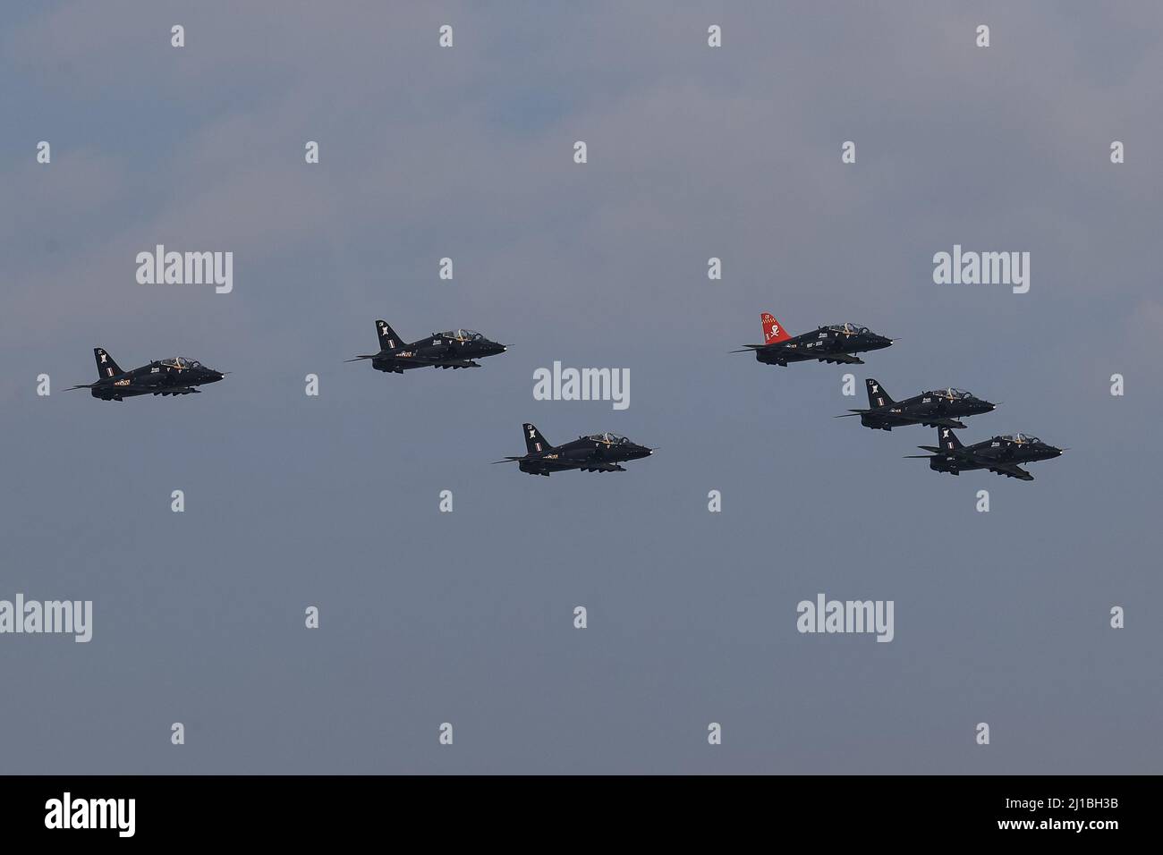 Leeming Bar, Großbritannien. 24. März 2022. RAF 100 Squadron Hawks fliegen im Rahmen ihrer Auflösung am 3/24/2022 in Leeming Bar, Großbritannien, an RAF Leeming vorbei. (Foto von Mark Cosgrove/News Images/Sipa USA) Quelle: SIPA USA/Alamy Live News Stockfoto