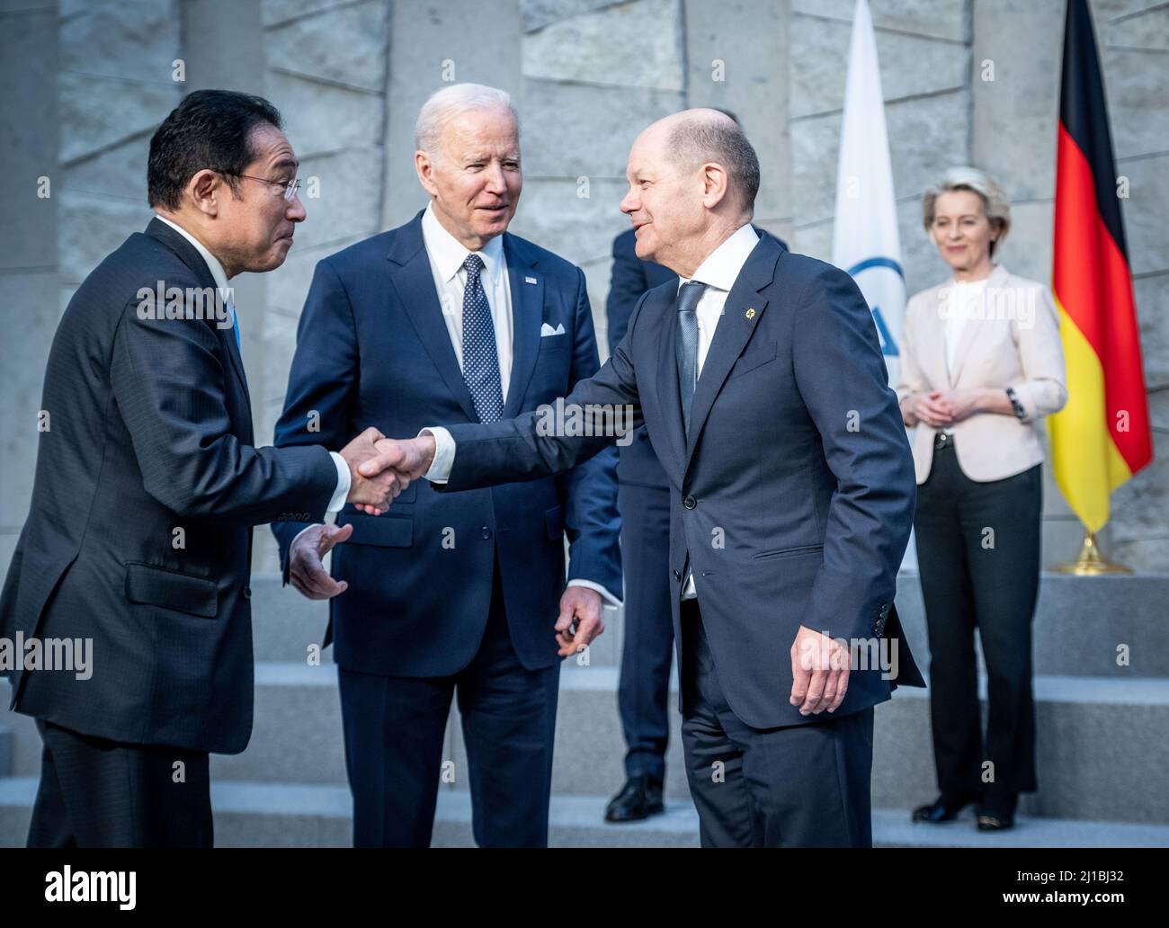 Der japanische Premierminister Fumio Kishida schüttelt sich die Hände mit dem deutschen Bundeskanzler Olaf Scholz, flankiert von US-Präsident Joe Biden, bevor am 24. März G7 in Brüssel ein Gipfeltreffen abgehalten 2022 wurde. Michael Kappeler/Pool via REUTERS Stockfoto