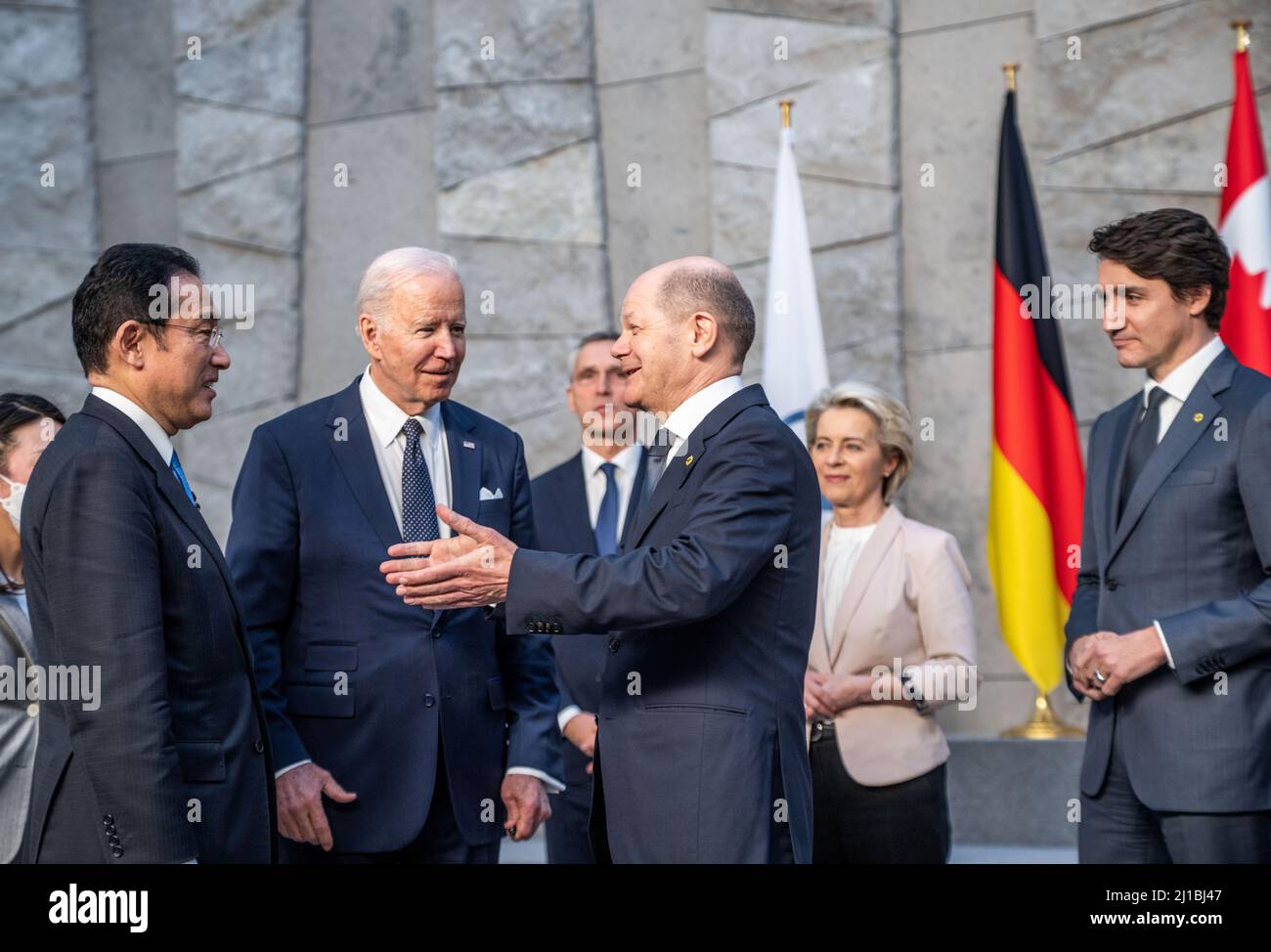 Der japanische Premierminister Fumio Kishida, der deutsche Bundeskanzler Olaf Scholz und US-Präsident Joe Biden treffen sich im Vorfeld eines Gipfeltreffens G7 in Brüssel am 24. März 2022. Michael Kappeler/Pool via REUTERS Stockfoto