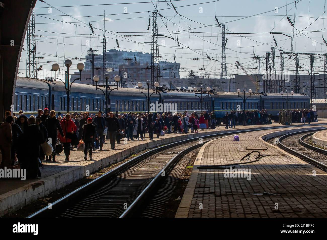 24. März 2022, Lwiw, Oblast Lwiw, Ukraine: Menschen verlassen einen Zug aus Mariupol und fliehen vor russischer Gewalt. Ein Zug, der Flüchtlinge aus dem zerrissenen Mariupol transporte, kam am Bahnhof von Lemberg an. Viele werden ihre Reise von Lemberg aus aus der Ukraine fortsetzen. (Bild: © Ty Oneil/SOPA Images via ZUMA Press Wire) Stockfoto