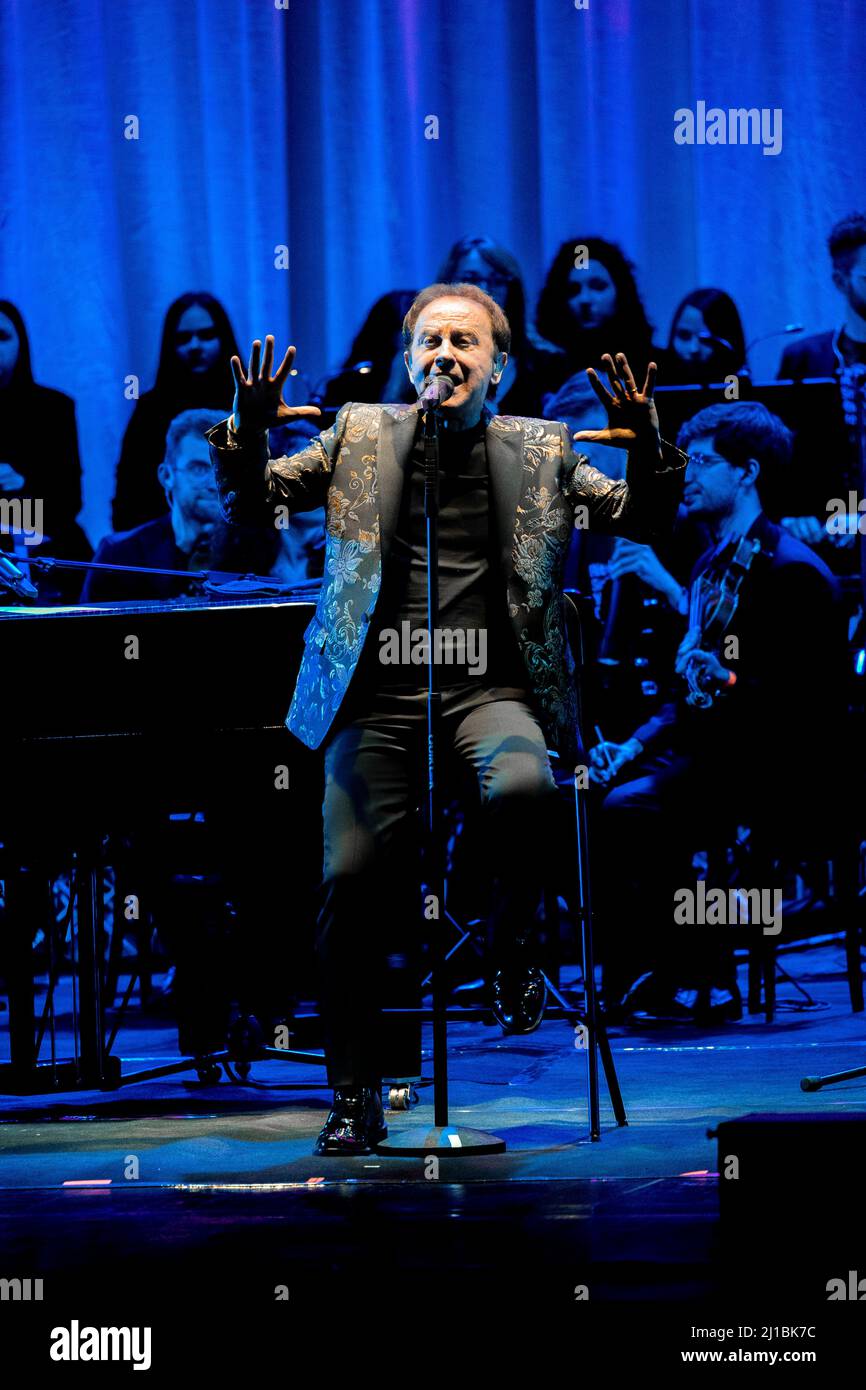 Roby Facchinetti Symphony live im Teatro Gaetano Donizetti mit Diego Basso, Orchestra Ritmico Sinfonica Italiana und Coro Pop Art Voice Academy. (Foto von Andrea Ripamonti / Pacific Press/Sipa USA) Stockfoto