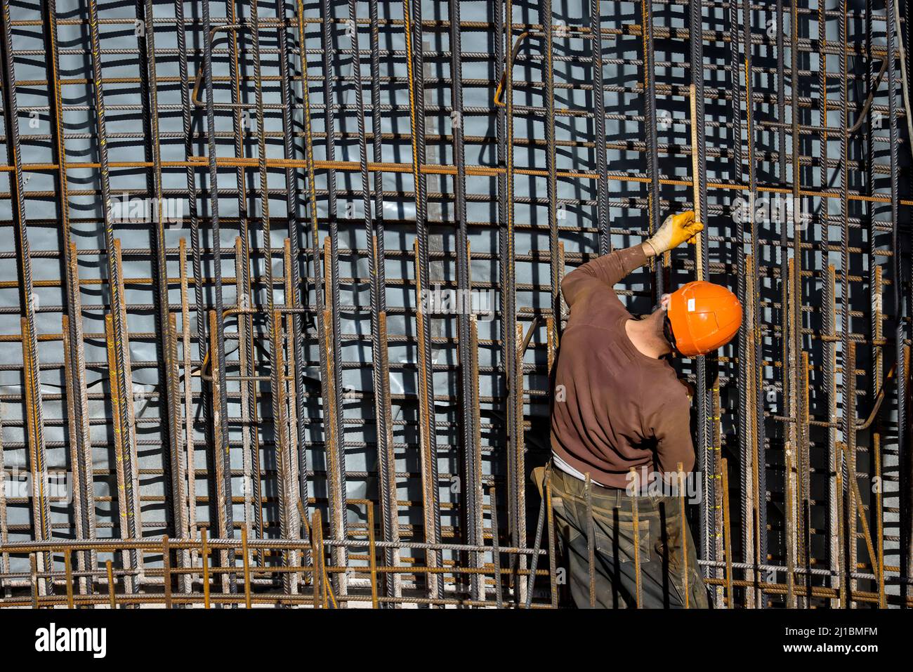 Essen, Nordrhein-Westfalen, Deutschland - Bauindustrie, Bauarbeiter arbeiten auf einer Baustelle. Iron Traversen ist ein Job Titel für Nachteile Stockfoto