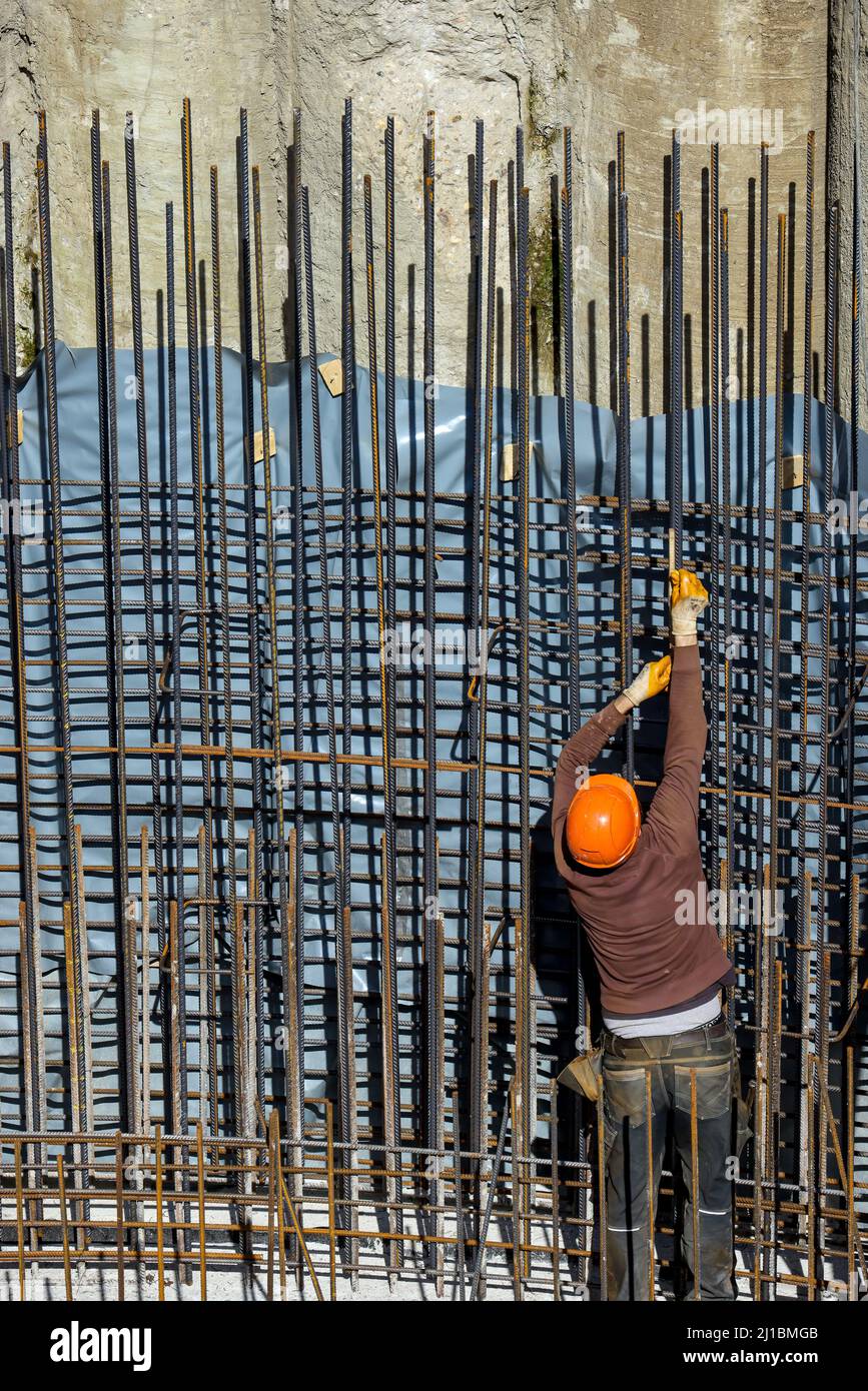 Essen, Nordrhein-Westfalen, Deutschland - Bauindustrie, Bauarbeiter arbeiten auf einer Baustelle. Iron Traversen ist ein Job Titel für Nachteile Stockfoto